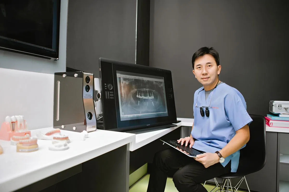 口腔修复专科医生黄敬文医生。（图/T32牙科中心提供）