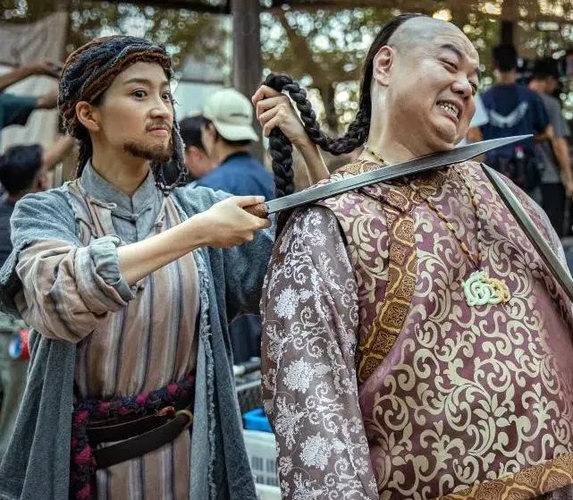 姚子羚（左）登场时喝了虎鞭汤，所以以蓄着胡须的男人造型出场。右为担任总导兼饰演宋世杰好友的林子聪。（互联网）