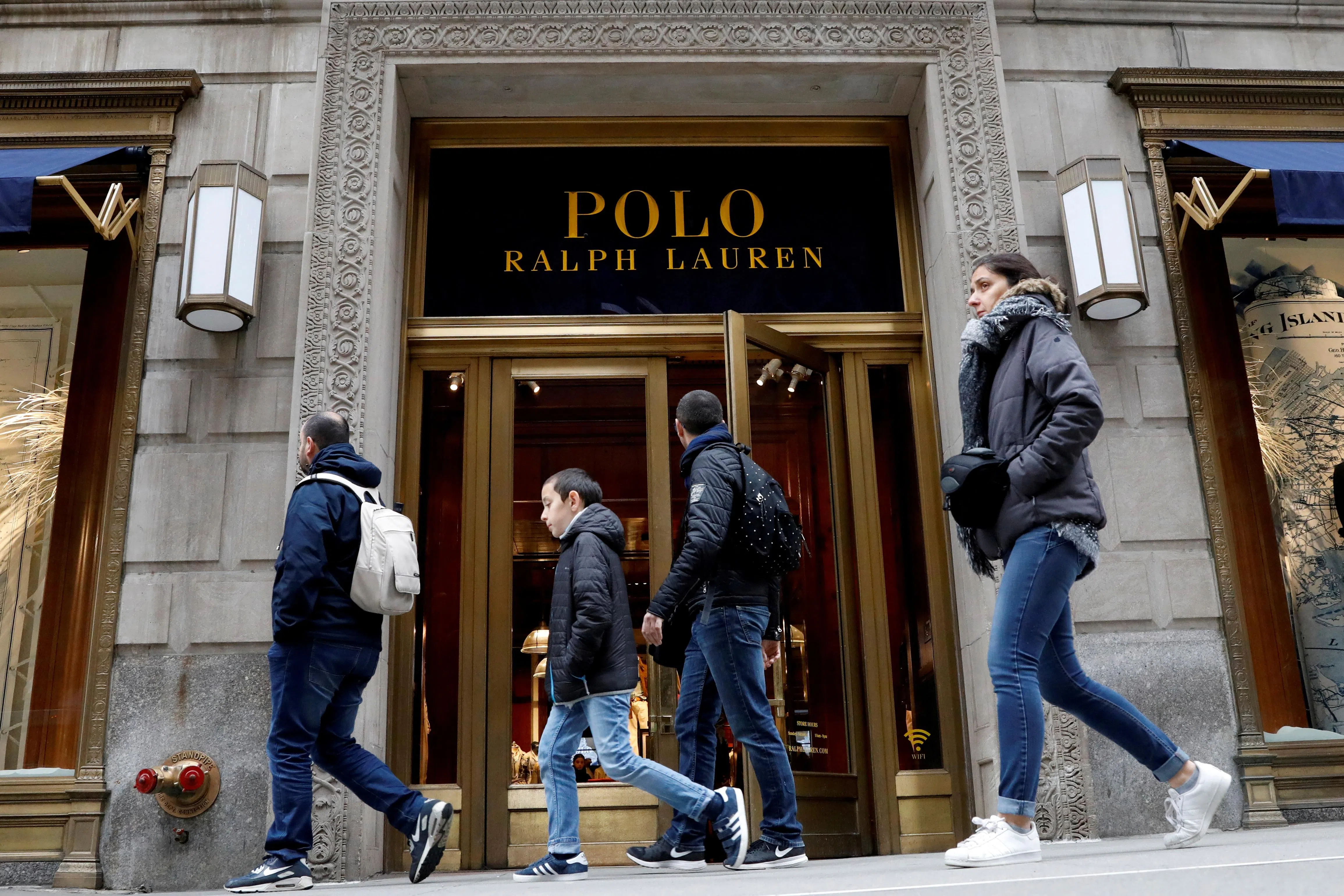 Ralph Lauren在提升产品形象和提高价格方面也还在继续努力。该公司在这个季度把旗下直销网络的平均零售价上调了15％。（路透社）
