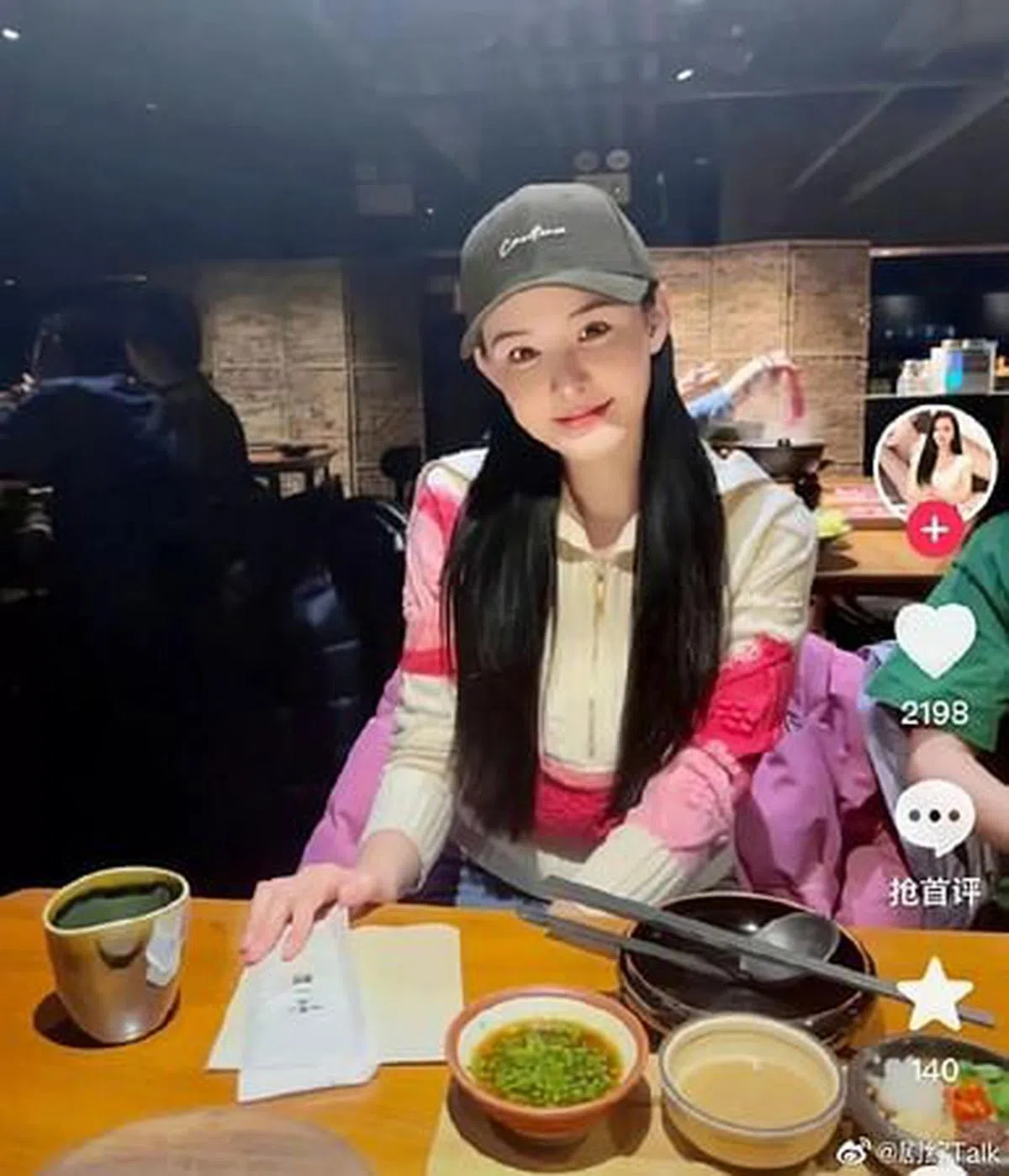 张颖颖身穿长袖上衣正面入镜，小腹微凸的模样引来网民猜测。（互联网）