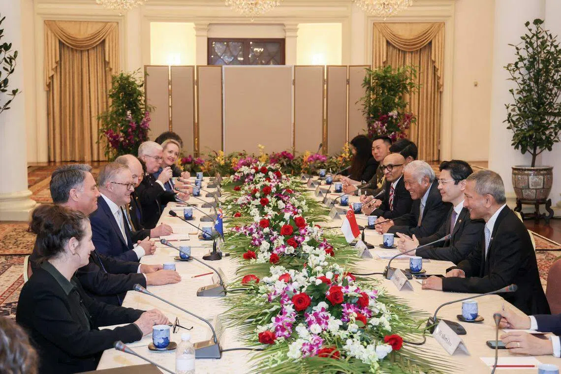 李显龙总理的冠病检测再次呈阳，新澳领袖级会议由代总理黄循财（右二）和阿尔巴尼斯（左三）联合主持。（卓祾祎摄）