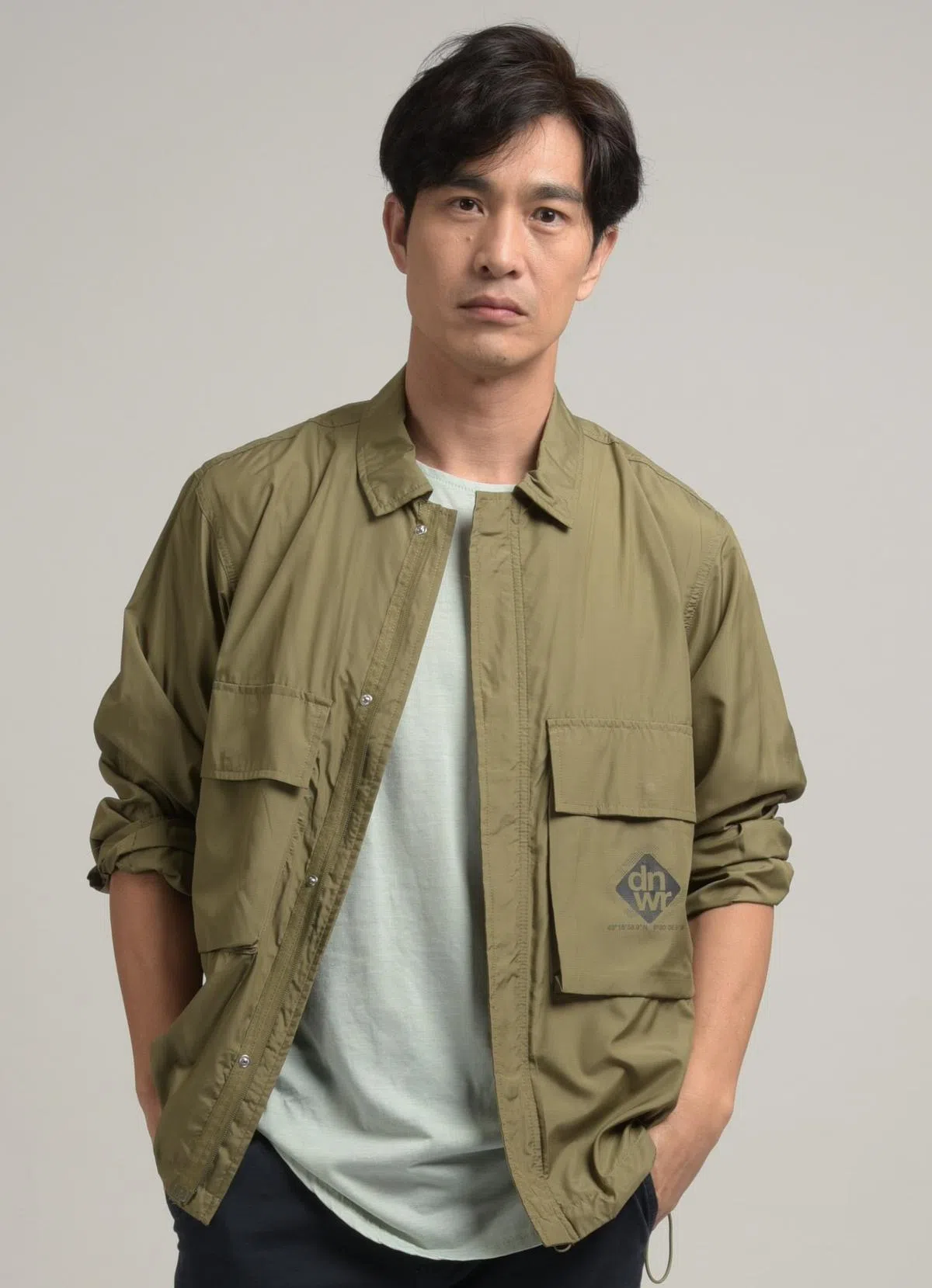 方展发在《多年后的全家福》中的造型照。（新传媒提供）