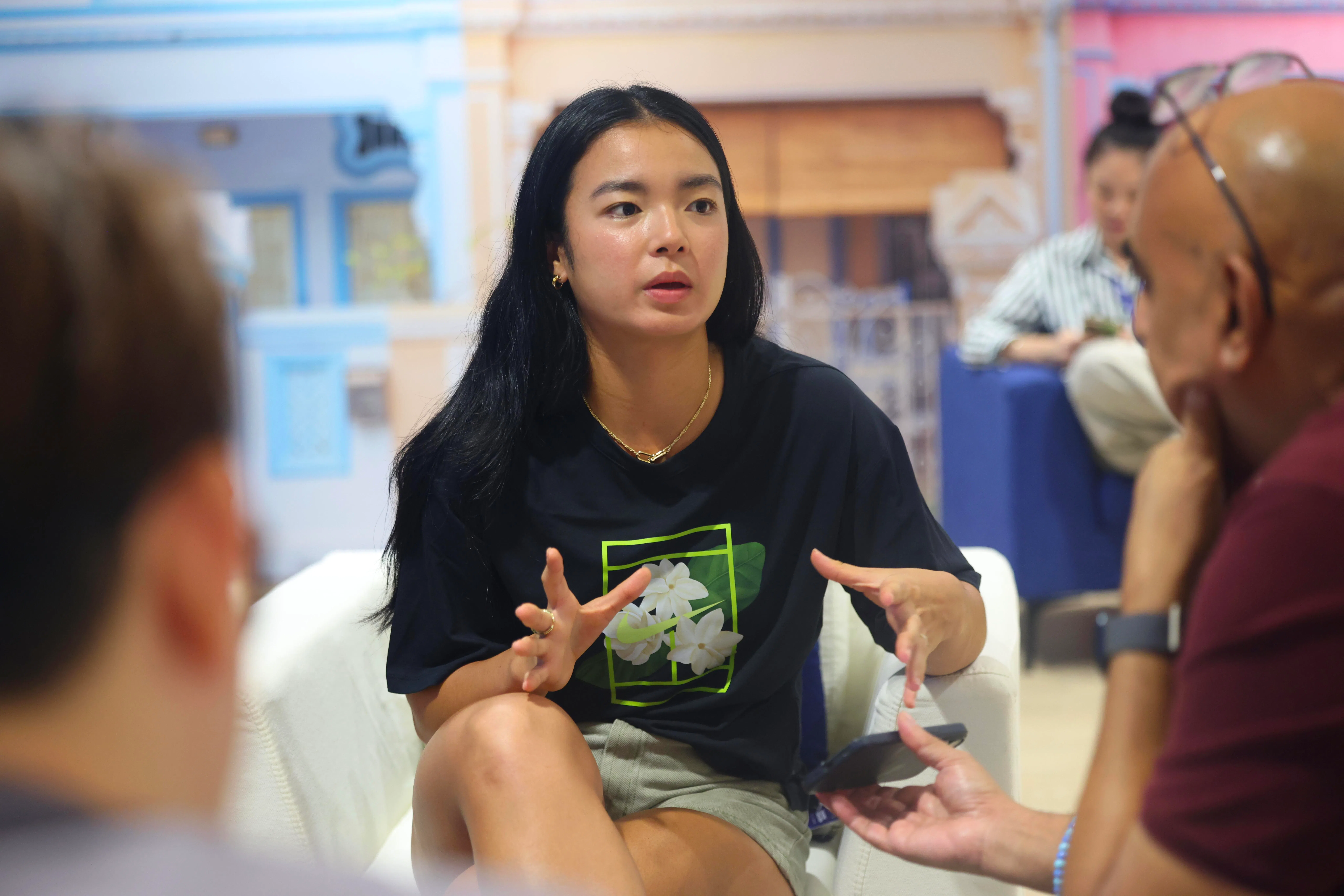 为参加新加坡公开赛而到访狮城的亚历山德拉（中），接受本地媒体采访时透露，她自幼便在本地参赛。（郑一鸣摄）