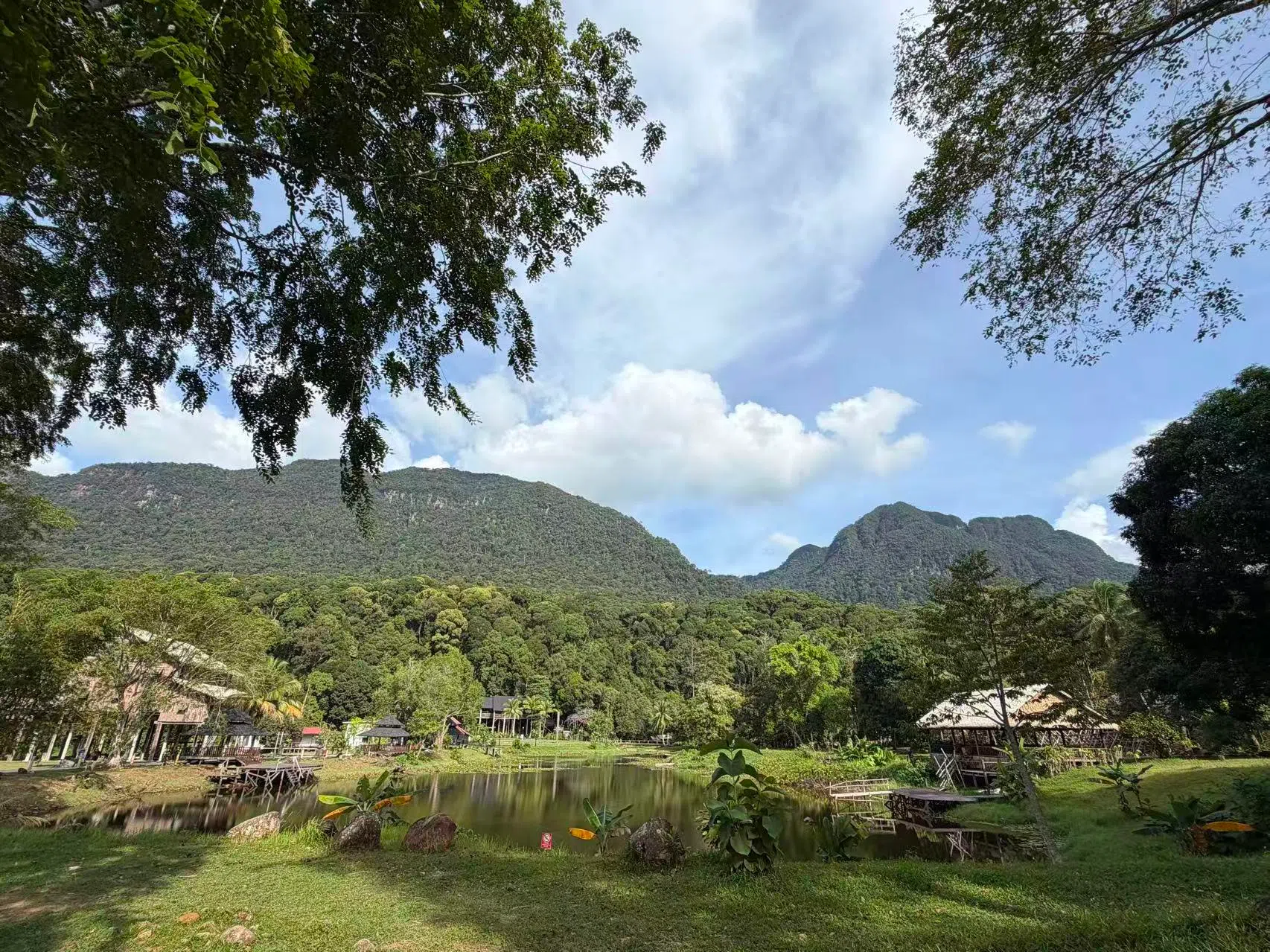 在文化村，山水与天空相映成景。（顾功垒摄）