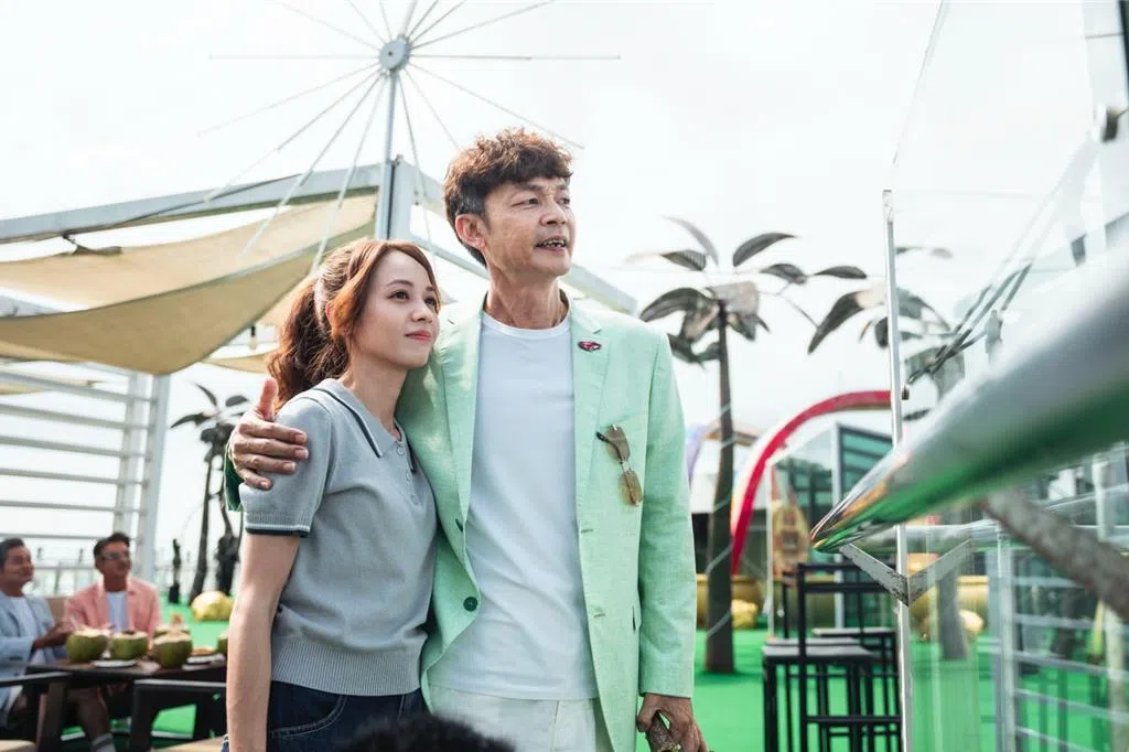 李国煌（右）与金钟视后黄姵嘉饰演父女。（互联网）