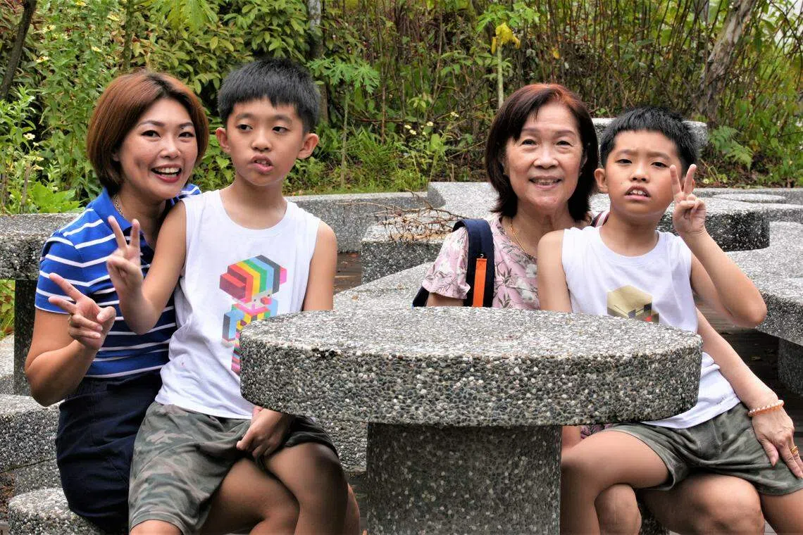 郭美冰与家婆卓小玲 (右二) 一起陪着蔡纬桓（左）、蔡玮桀（右）两个小兄弟到户外活动。卓小玲（66岁）受访时说，“我没办法教孩子什么，但是可以帮忙顾前顾后，让媳妇可以有喘息的空间。”（游万贵摄）
