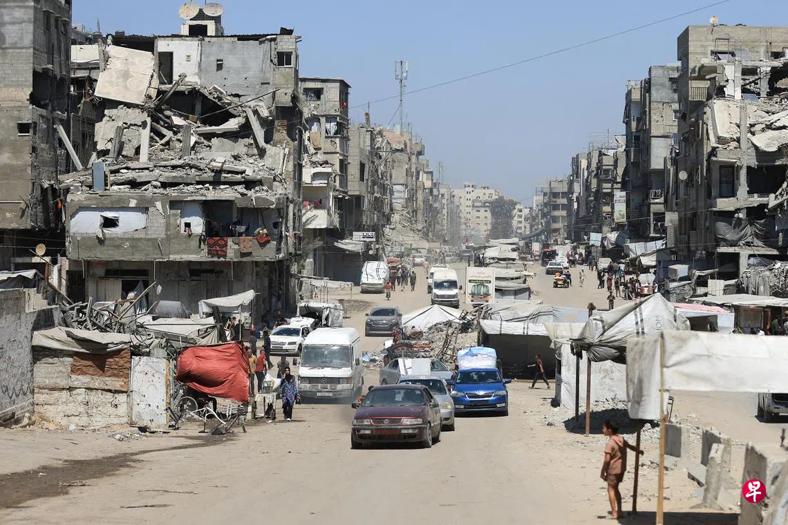 加沙北部的加沙城8月29日被以军列为危险战区，当地流离失所的巴勒斯坦人再次被迫往南部迁移。 （路透社）