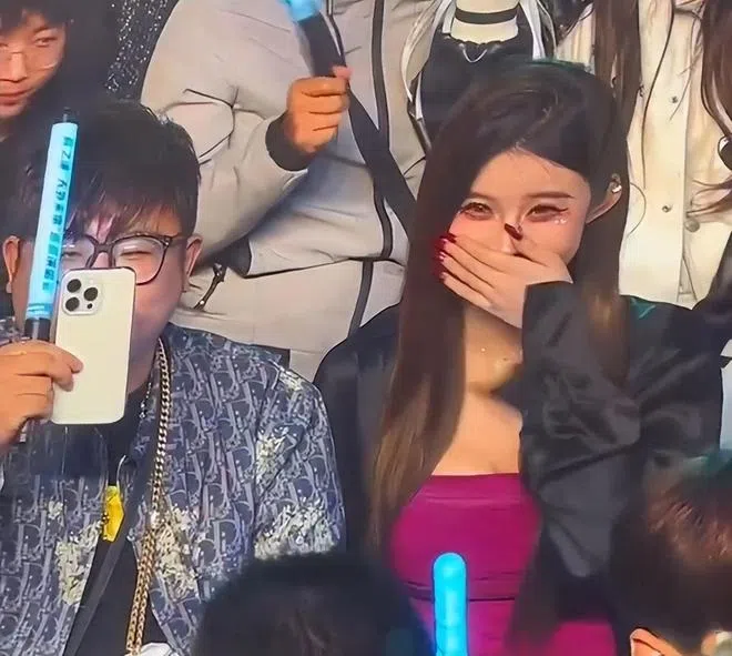 薛之谦的演唱会捕捉到一对男女，女方后来被自称正牌男友的网民指责劈腿。（互联网）