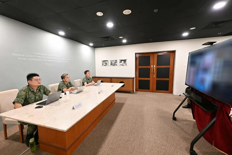 来自新加坡武装部队的五人团队，是儿科和外科专家，他们通过线上视讯，为情况复杂的病人提供专业意见。（取自国防部脸书）