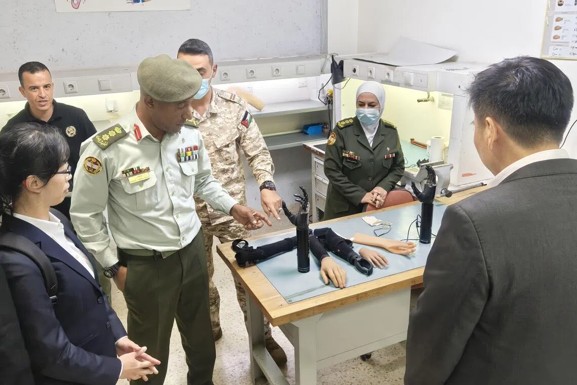 新加坡需求评估小组早前走访约旦皇家医疗服务机构，了解加沙患者康复护理的最新进展。（卫生部提供）