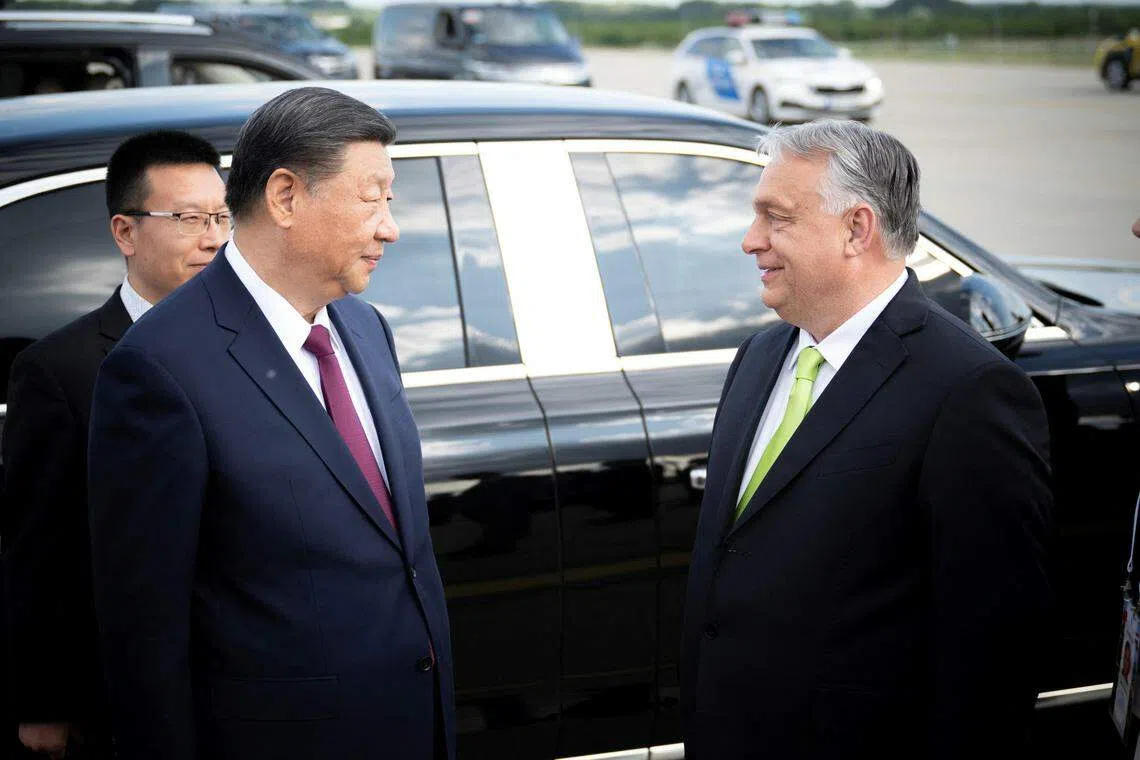 习近平当地时间星期五（5月10日）傍晚结束对匈牙利的国事访问，匈总理欧尔班（右）到机场送行时与习近平交谈。（路透社）