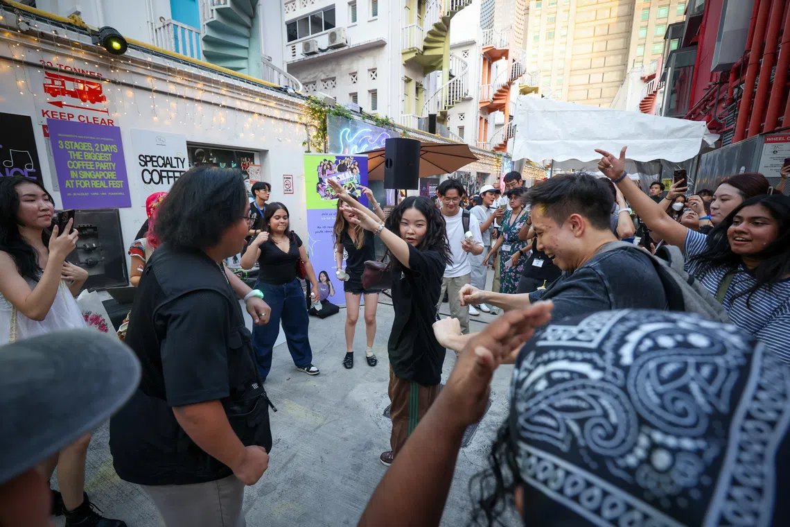 交流站：白天起舞的年轻人| 联合早报