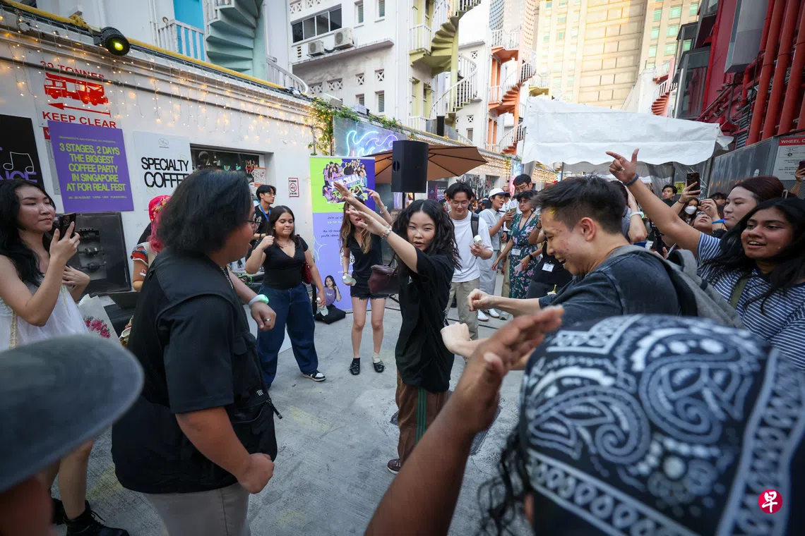 交流站：白天起舞的年轻人| 联合早报