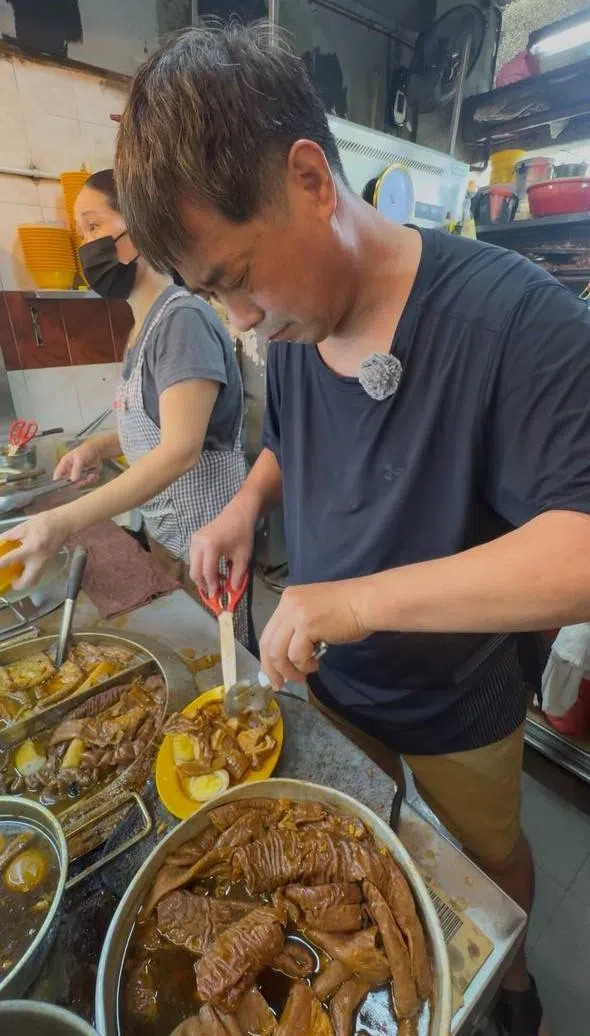 卤味是粿汁的灵魂，内脏的处理过程繁琐。（翁铭芯摄）