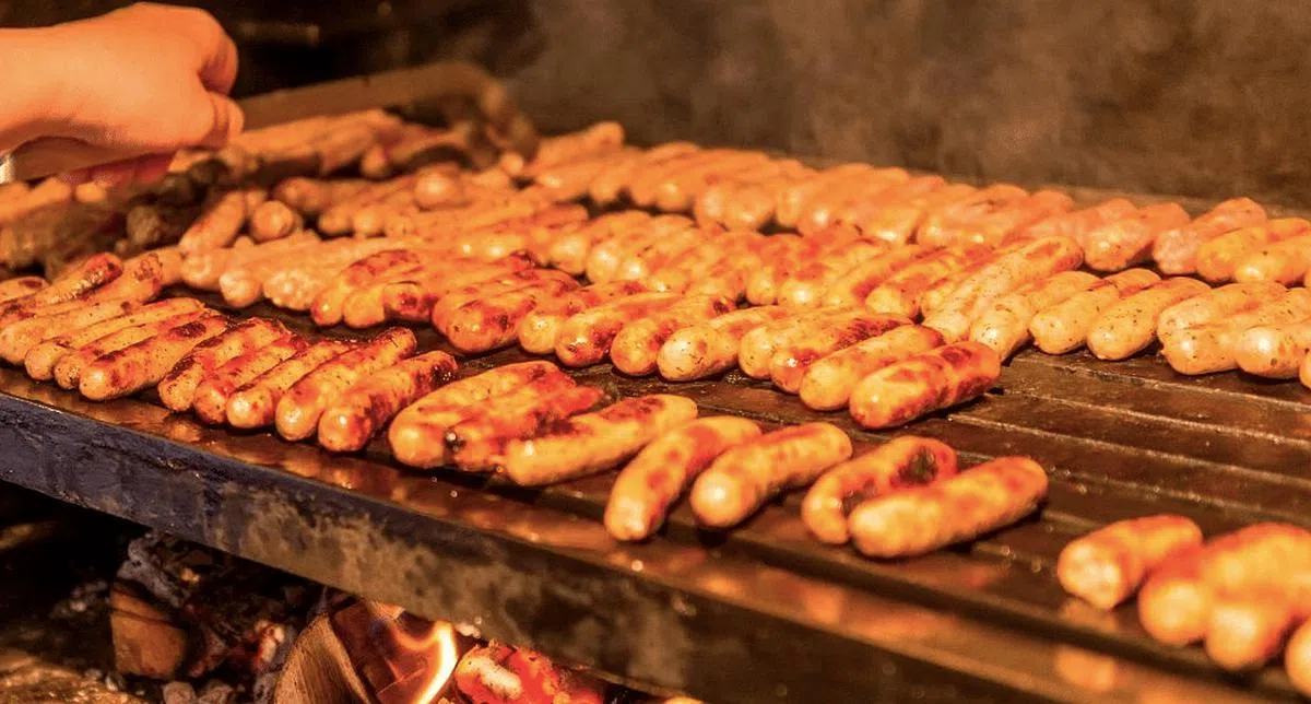 香肠是纽伦堡圣诞市集最出名的小吃。（取自Christkindlesmarkt官网）