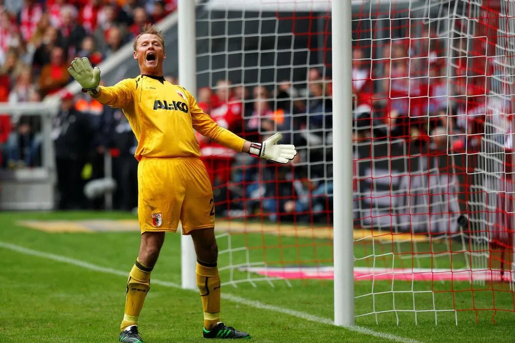 “炮兵”阿申纳（Arsenal）前门将亚历克斯·曼宁格（Alex Manninger）星期四（4月16日）因车祸不幸逝世，得年48岁。据英国广播公司报道，他的车子在奥地利萨尔茨堡的一处铁路道口被火车撞上。