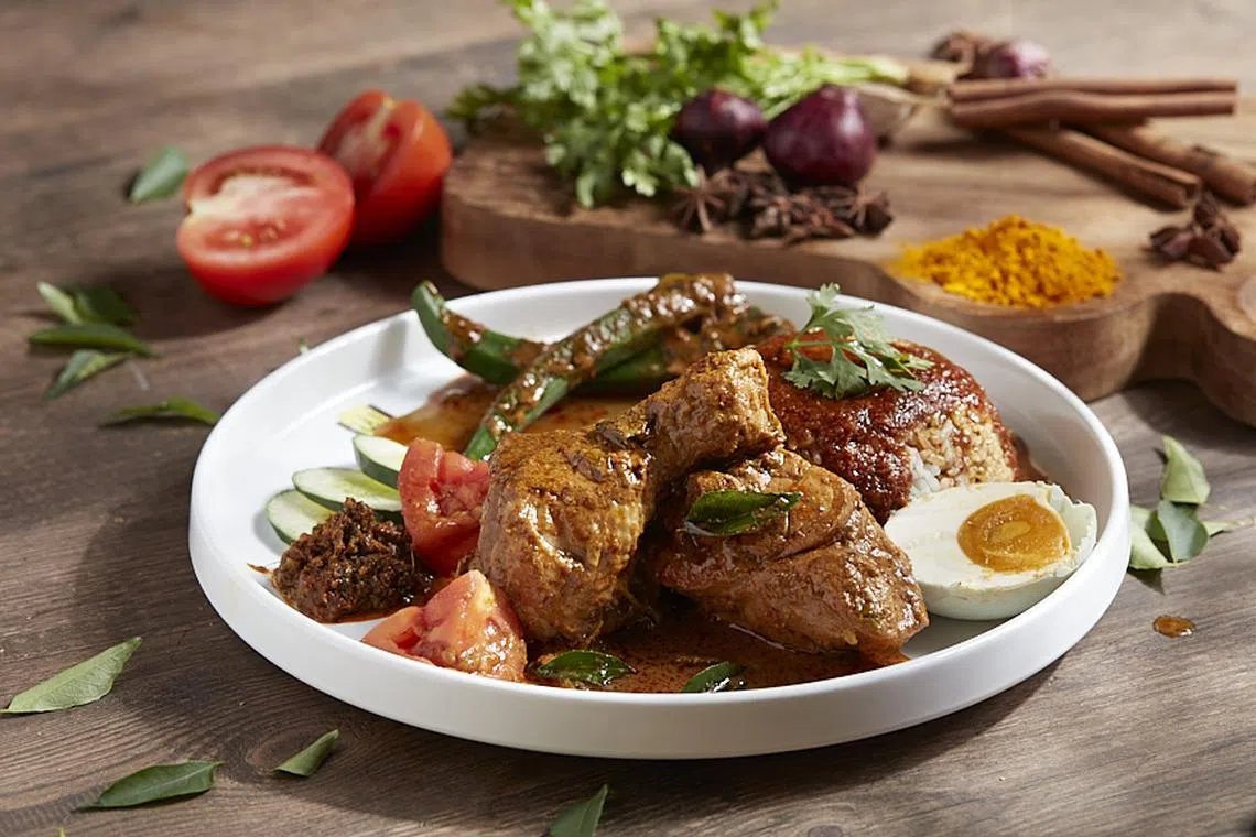 山城茶室的直升机咖喱饭有三种咖喱汁，配咸蛋一起吃更地道。（餐馆提供）