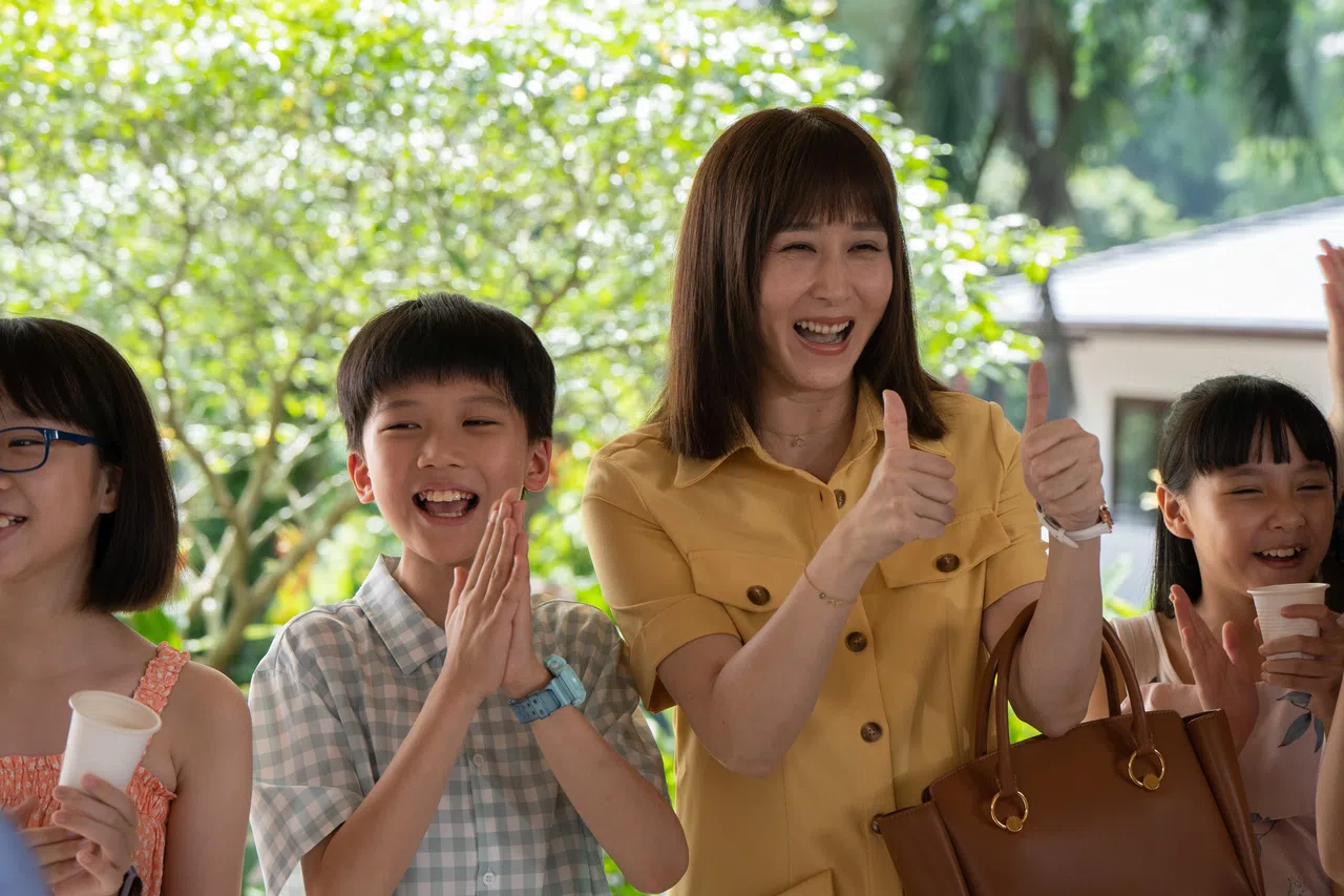 来自上海的童星周俞辰（左二）和饰演他母亲的胡静（左三）演技最自然。（嘉华院线提供）