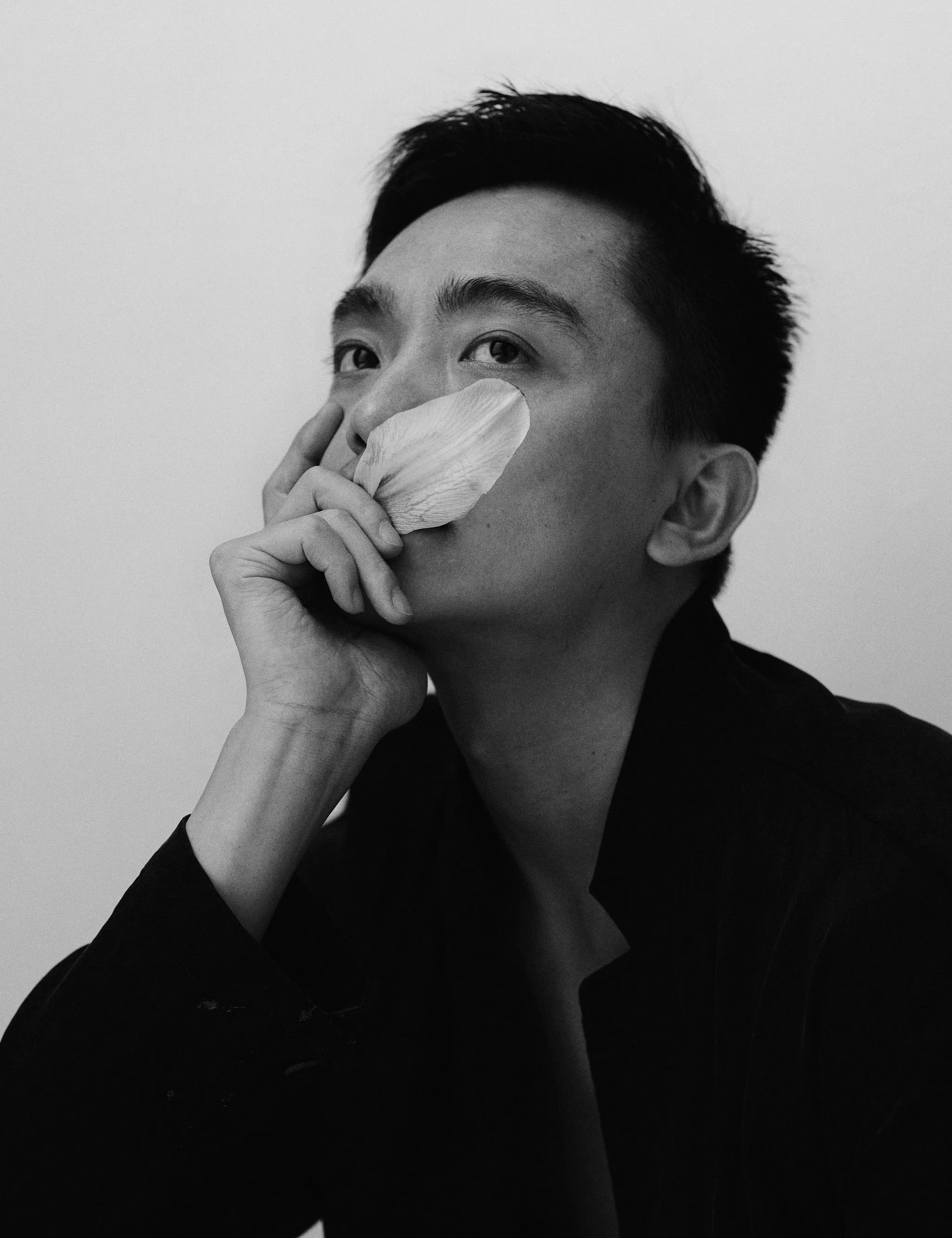 郑杰在《山月》中集编舞、导演与主演于一身，塑造出以“山月”为牢的心灵困兽。（郑杰舞蹈剧场提供）