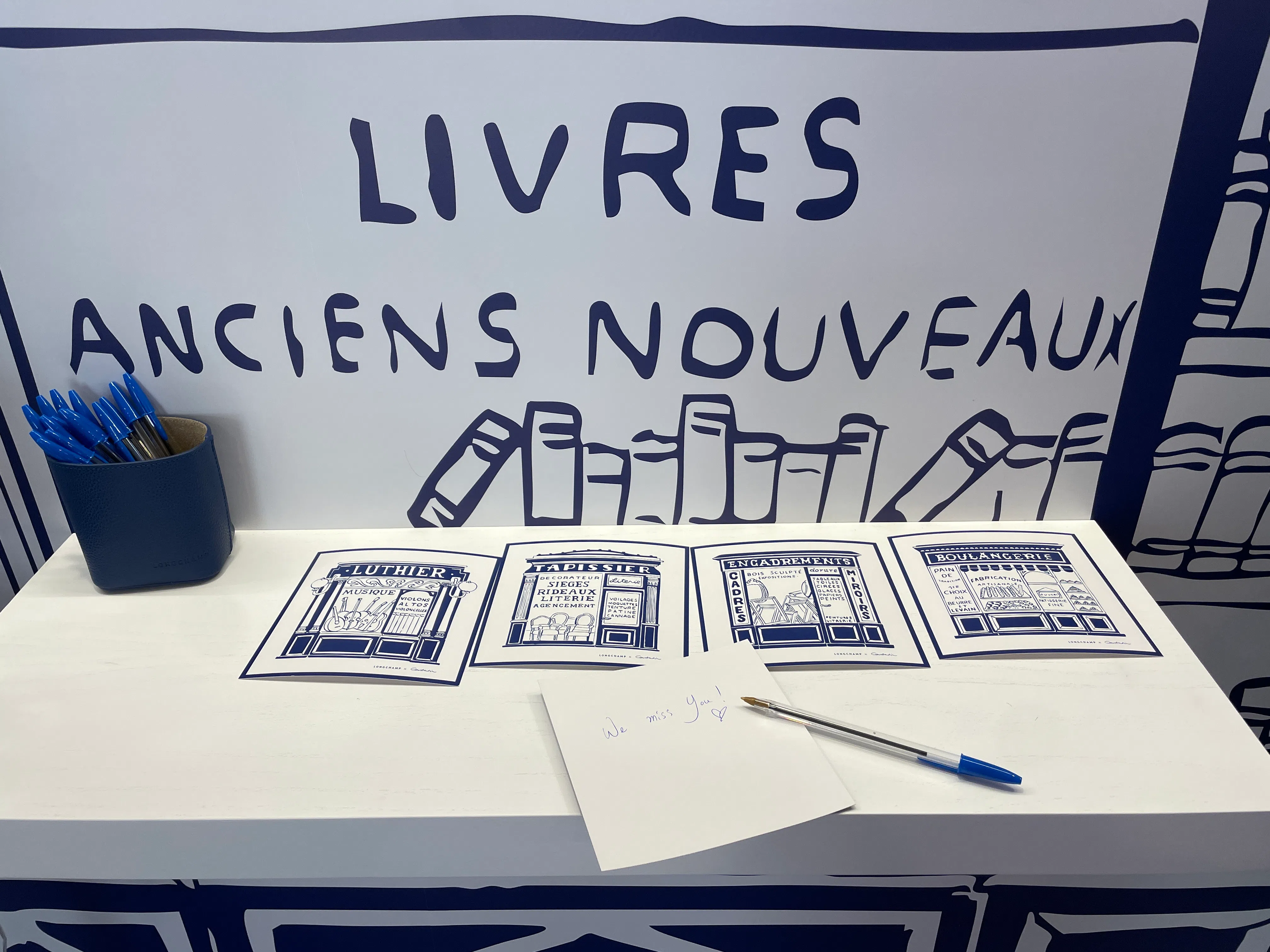 公众能在快闪店“书店”选择一张自己最喜爱的明信片，现场书写寄给亲友。（林方伟摄）