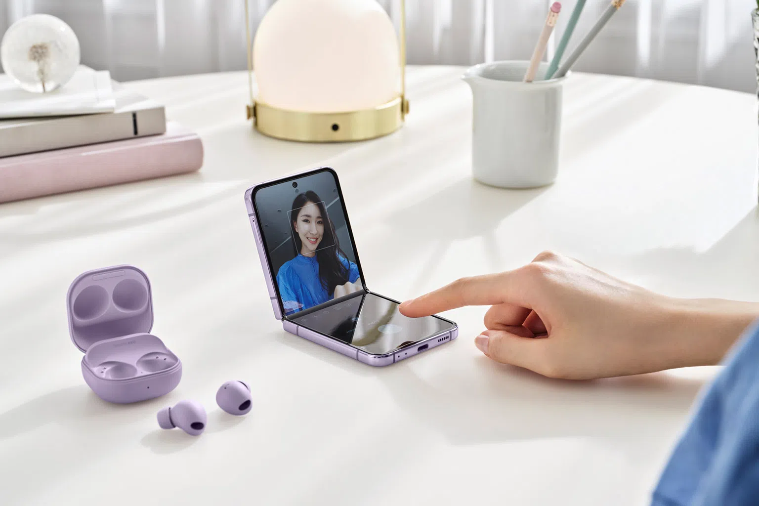 品牌的折叠手机拥有横向或竖向折叠款式，满足不同的需求。图为Galaxy Z Flip4竖向折叠手机。（图/三星提供）