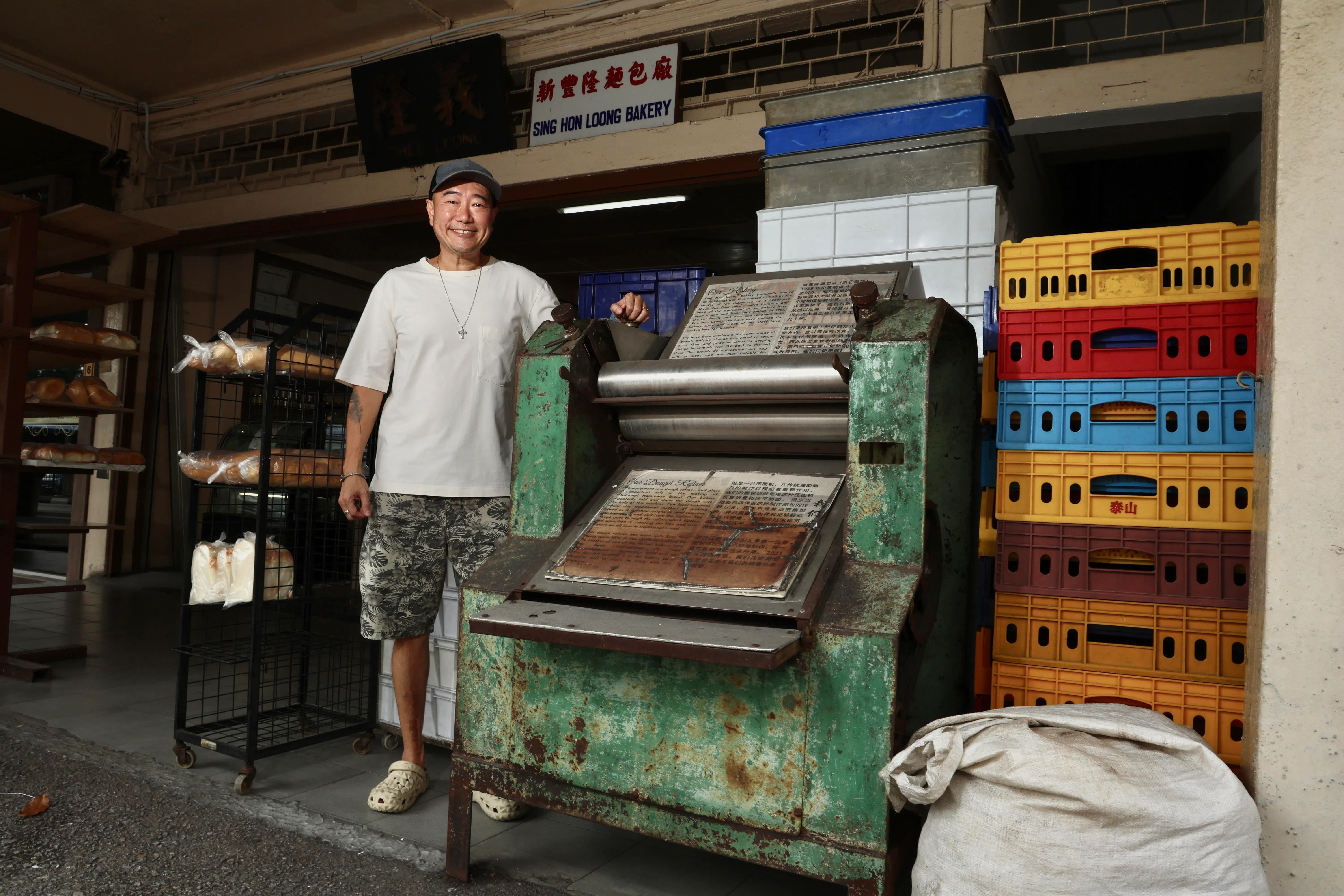 新丰隆面包厂现任店主陈汉荣，希望让传统面包店传承下去。（特约陈佩敏摄）