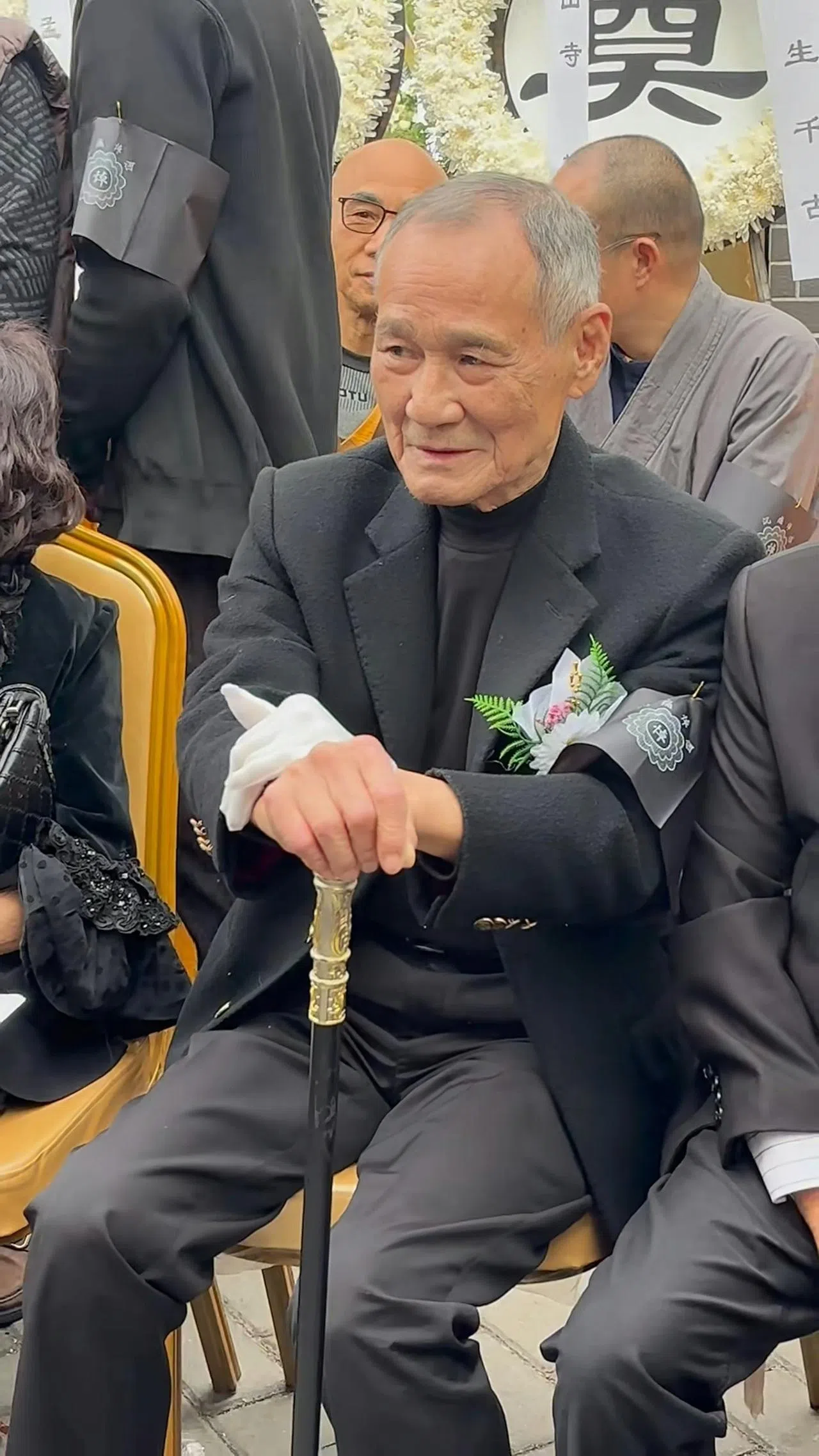 邵氏兄弟武打演员陈惠敏陈惠敏拄着拐杖现身送别好友。（互联网）