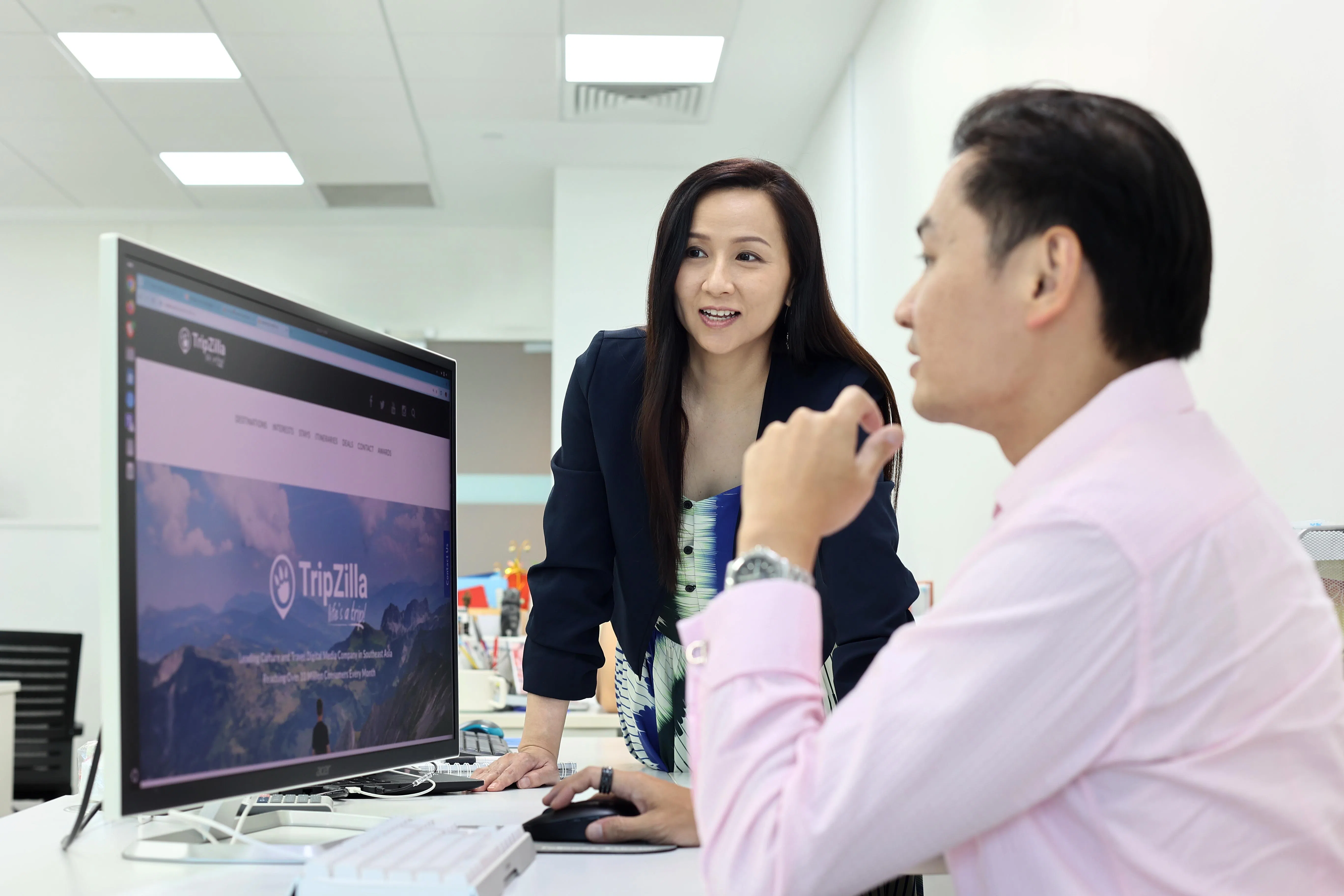 陈薇妮说AI能提供创意点子，让员工们不用从零开始创作内容。（陈渊庄摄）