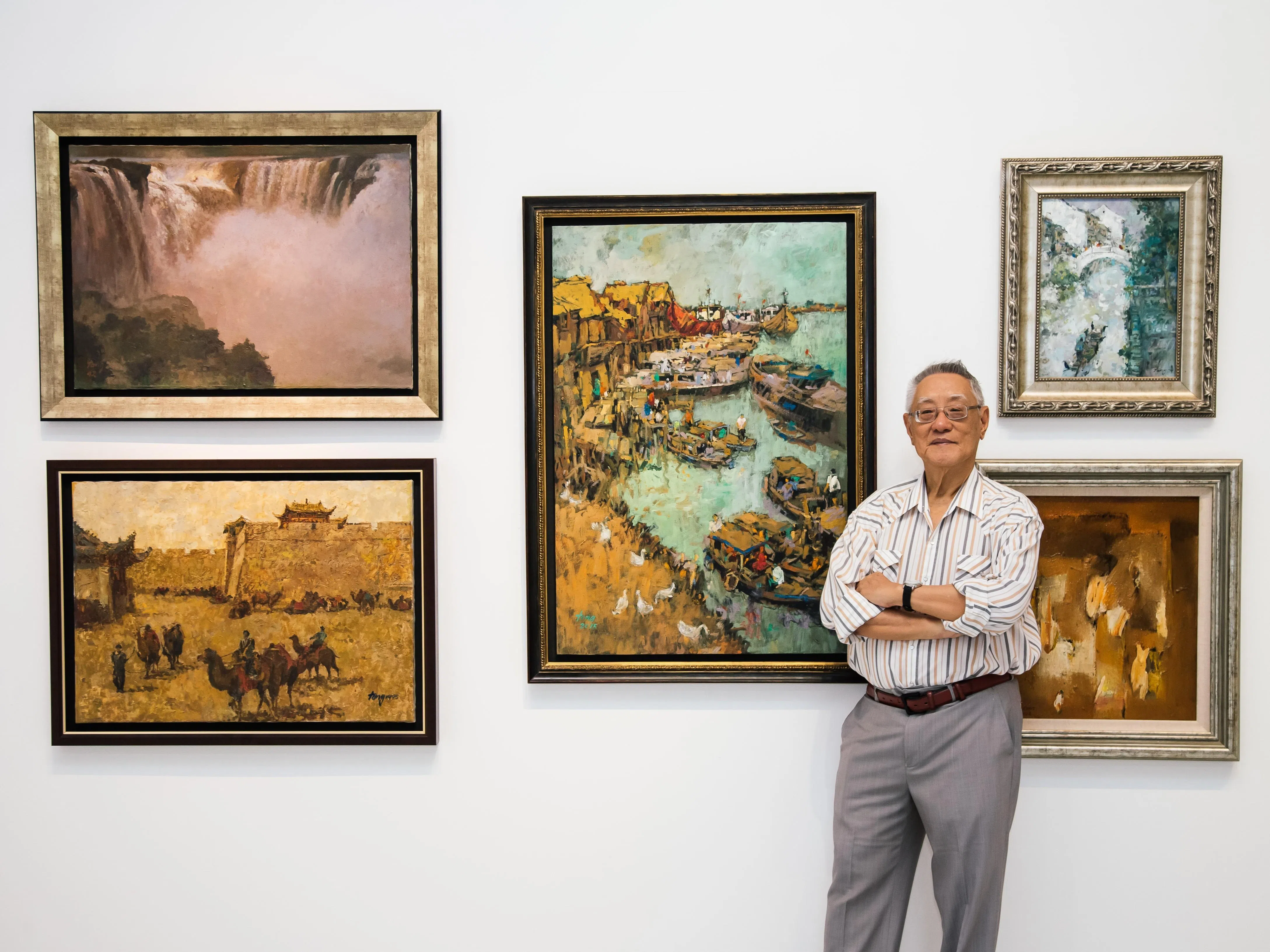本地已故第二代画家童振狮办展时留影。（集菁艺社提供）