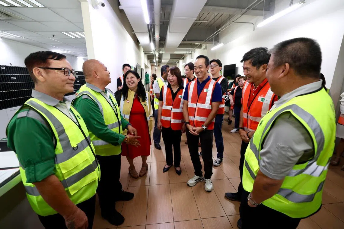 易塔通资深车长黄守任（左一）和甘沙尼（左二）将在双职务途径计划下，到巴士转换站担任站务人员。两人目前正在接受相关培训。（陈斌勤摄）