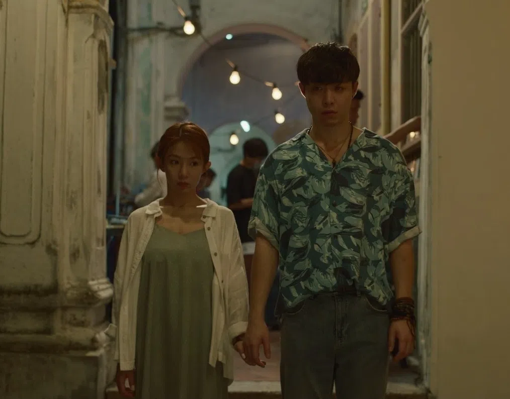 午言媒体的宗子杰（右）与台湾性感女神郭书瑶主演惊悚玄幻喜剧《流氓驱魔师》。（邵氏机构提供）