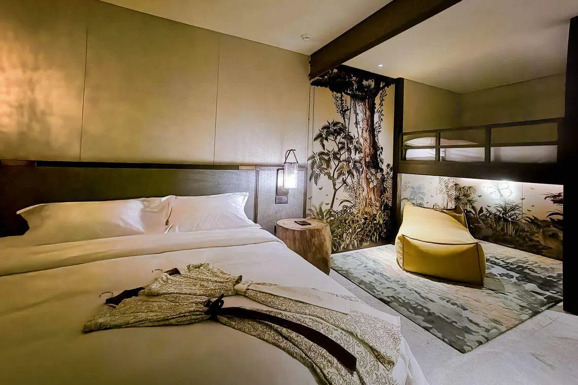 万态雨林度假酒店（Mandai Rainforest Resort）设有高架床和专门的儿童角落，为家庭提供舒适的休闲场所。（万态保育集团提供）