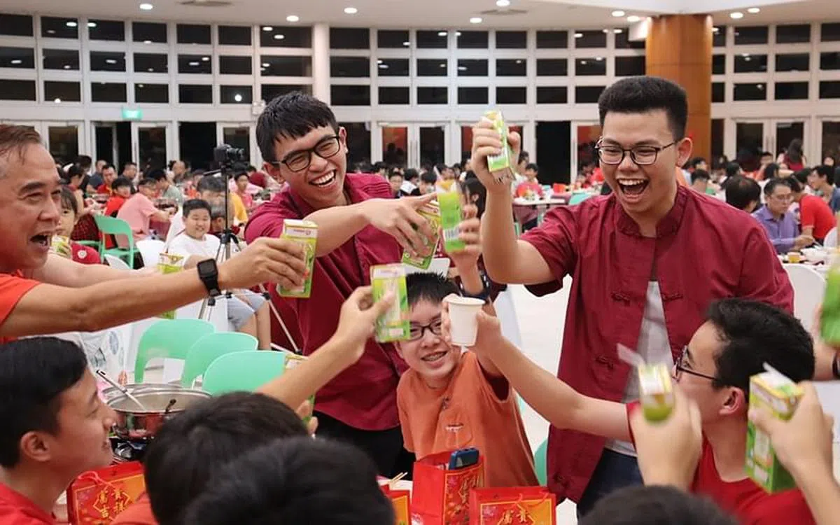 寄宿生们和他们的宿管老师一起欢呼“干杯”，享受美好时光。（周文靖摄）