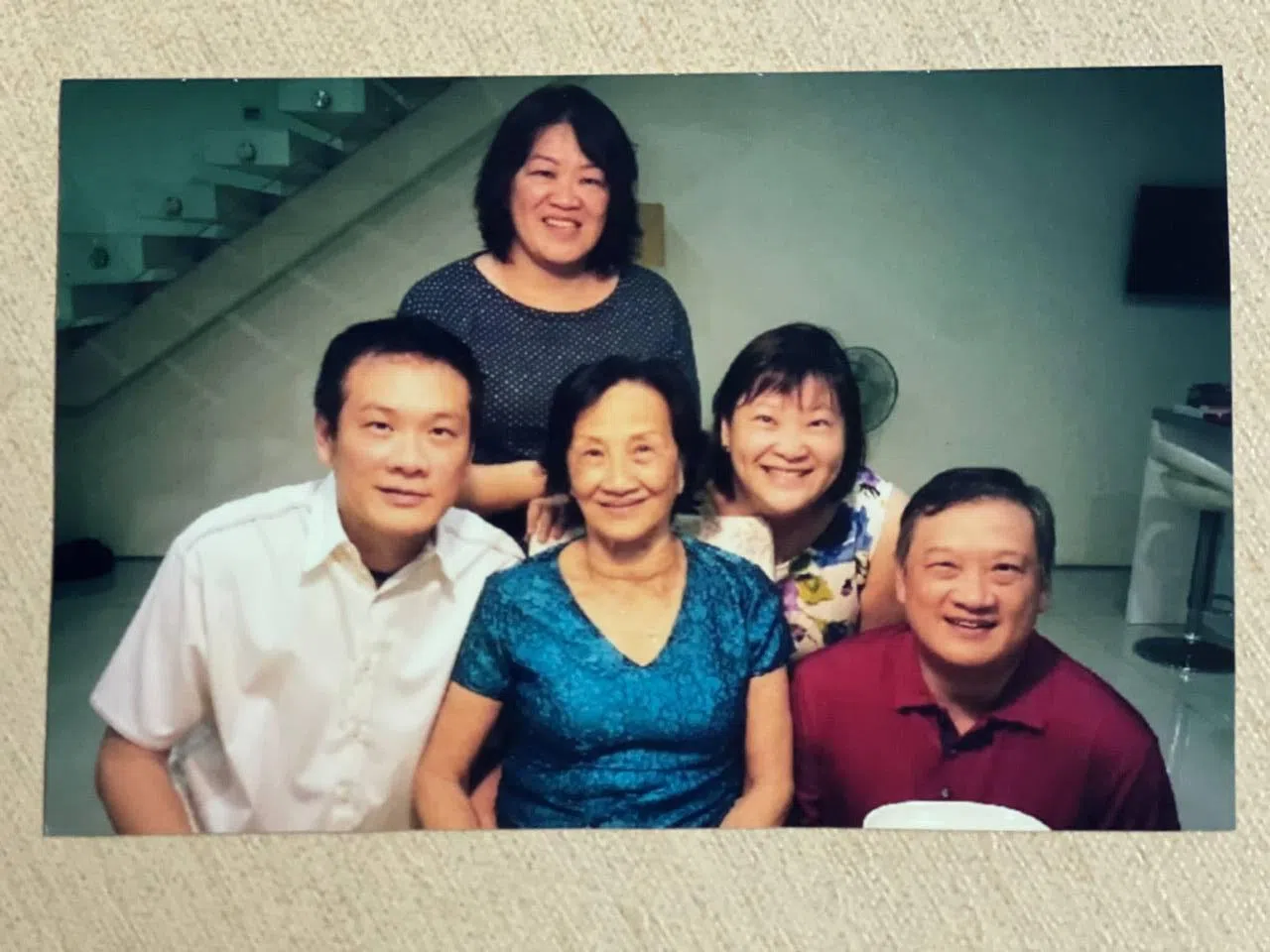 李佩英（中）晚年时与子女们的合影。张秀丽（右二）说，他们兄弟姐妹都孝顺母亲，让她不留遗憾。（受访者提供）
