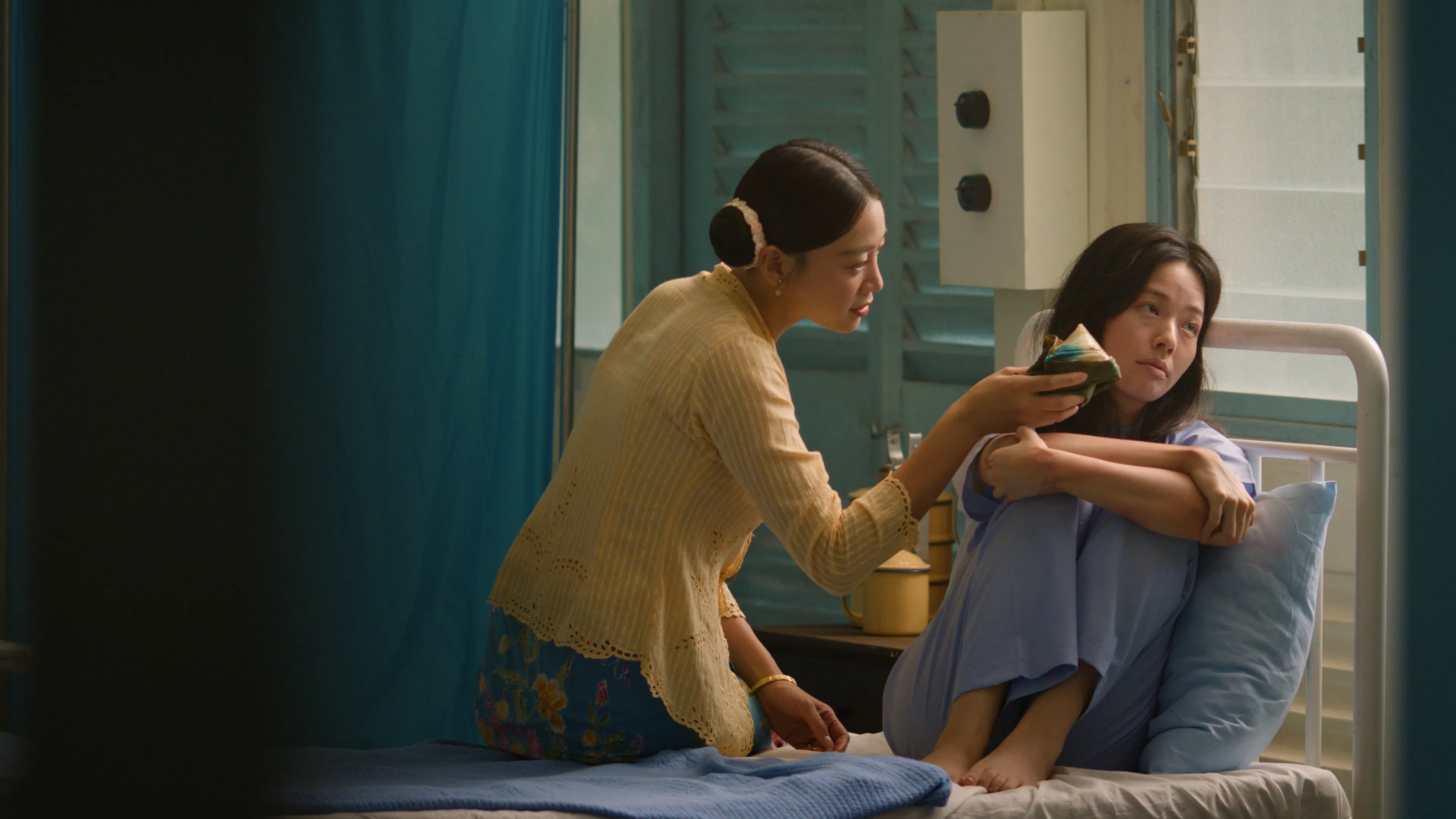 卓芳娴（右）在《翡翠山》中惨遭蹂躏，获得刘怡伶饰演的心娘细心照顾。（新传媒提供）