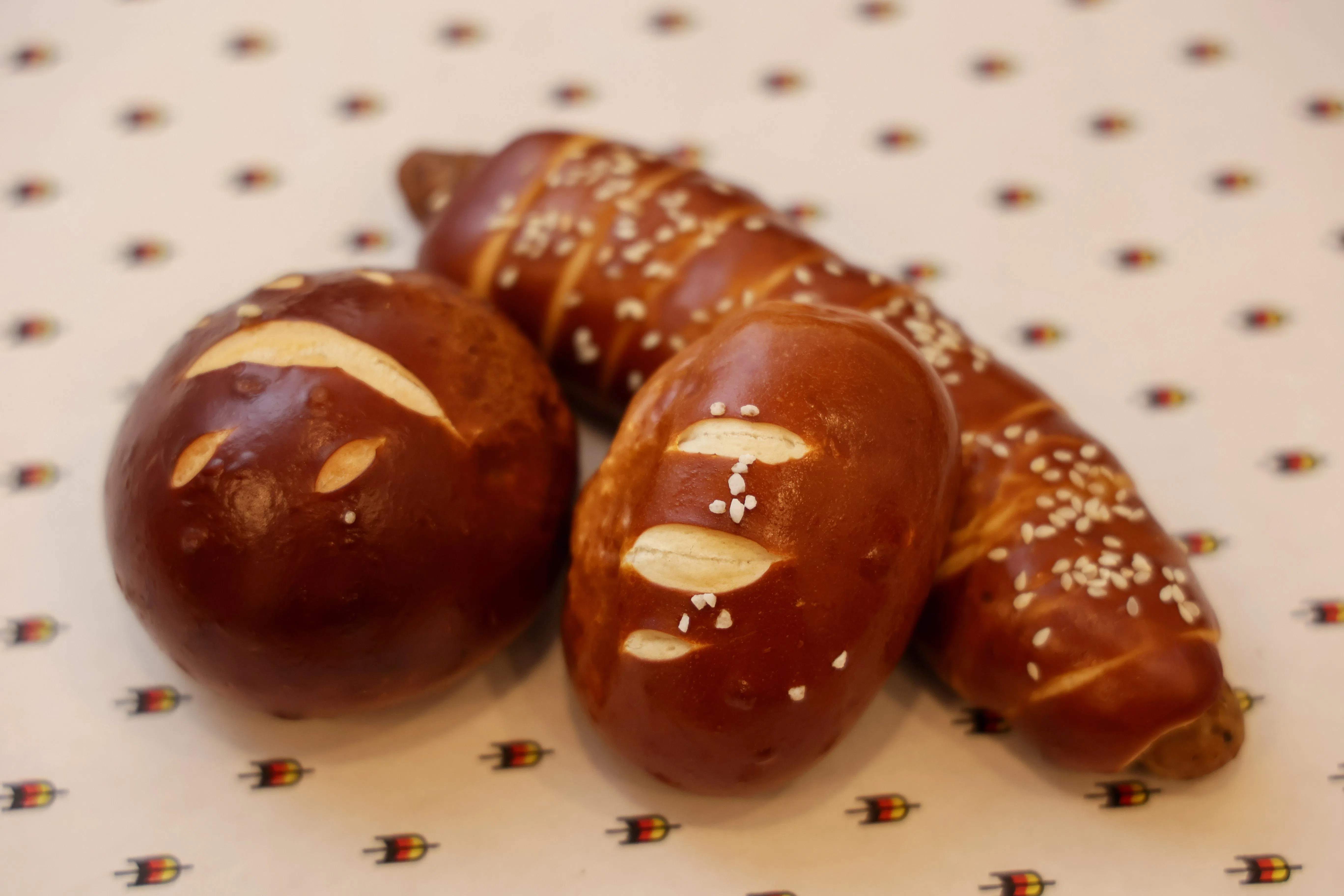 面包店Park Backerei的德国小圆面包Brotchen、巧克力小圆面包Schoko Roll，还有香肠卷。（卓祾祎摄）