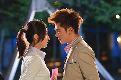 柯佳嬿（左）与邱泽合作的《小资女孩向前冲》“冲”出好成绩。（互联网）