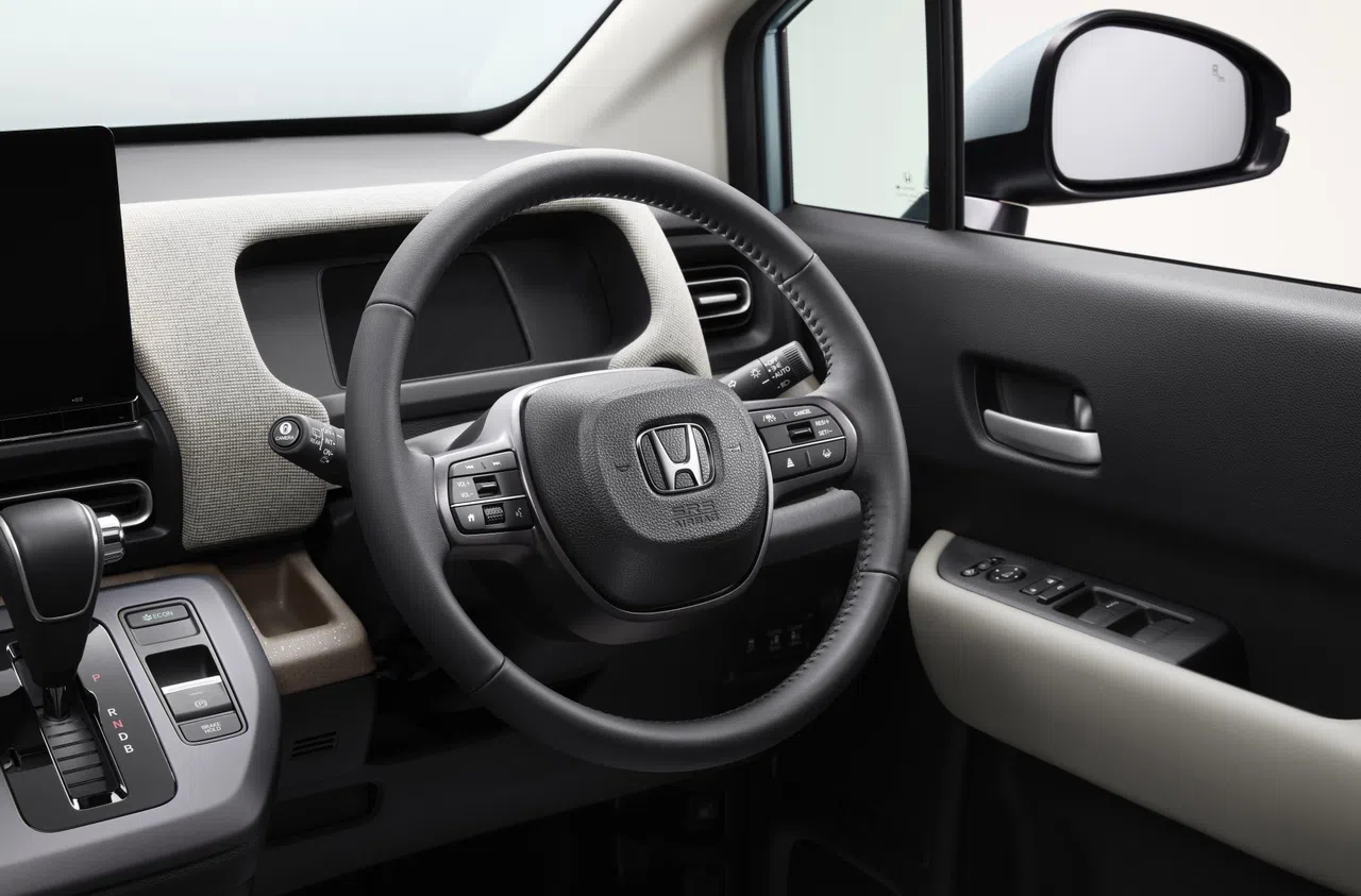 Freed方向盘响应迅速精准，后方是7英寸LCD仪表盘。（车商提供）