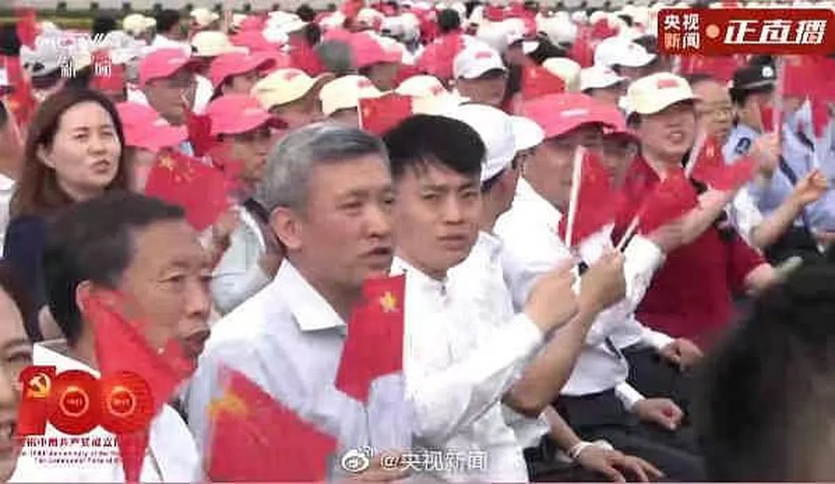 获得中国医师奖的眼科医生陶勇（左三）受邀参加党庆大会。（视频截取）