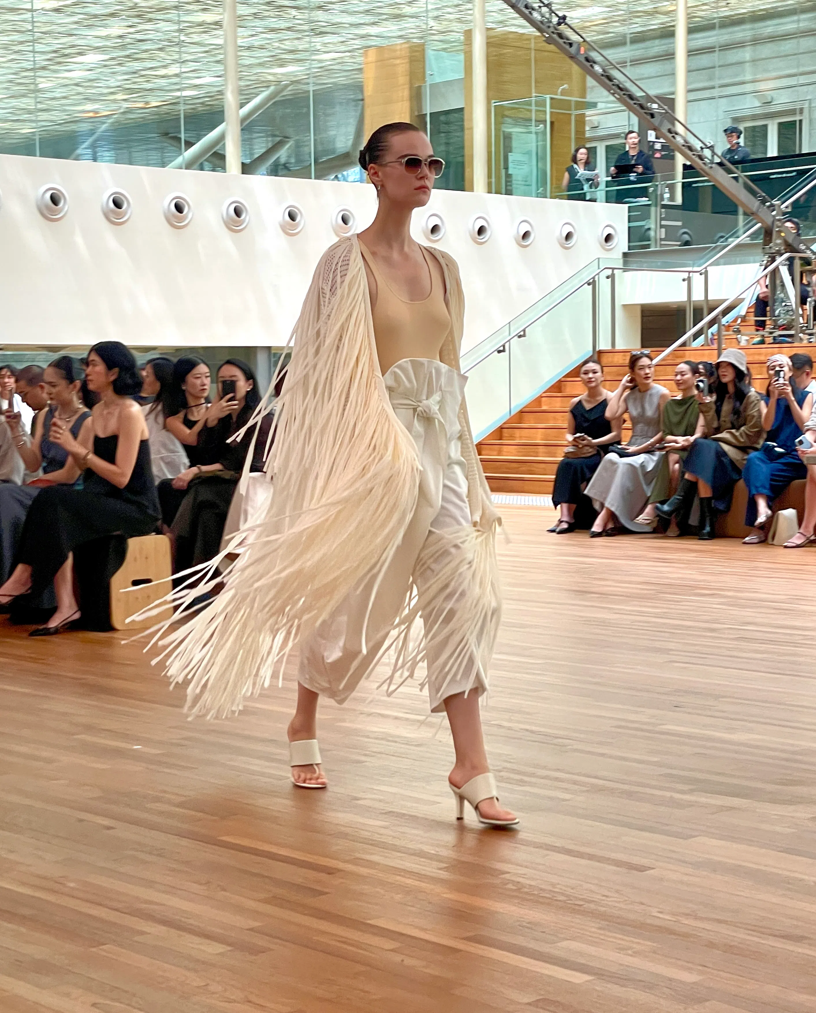 用拉菲草绳打造的披肩，现代之余又具南洋特色。（林方伟摄）