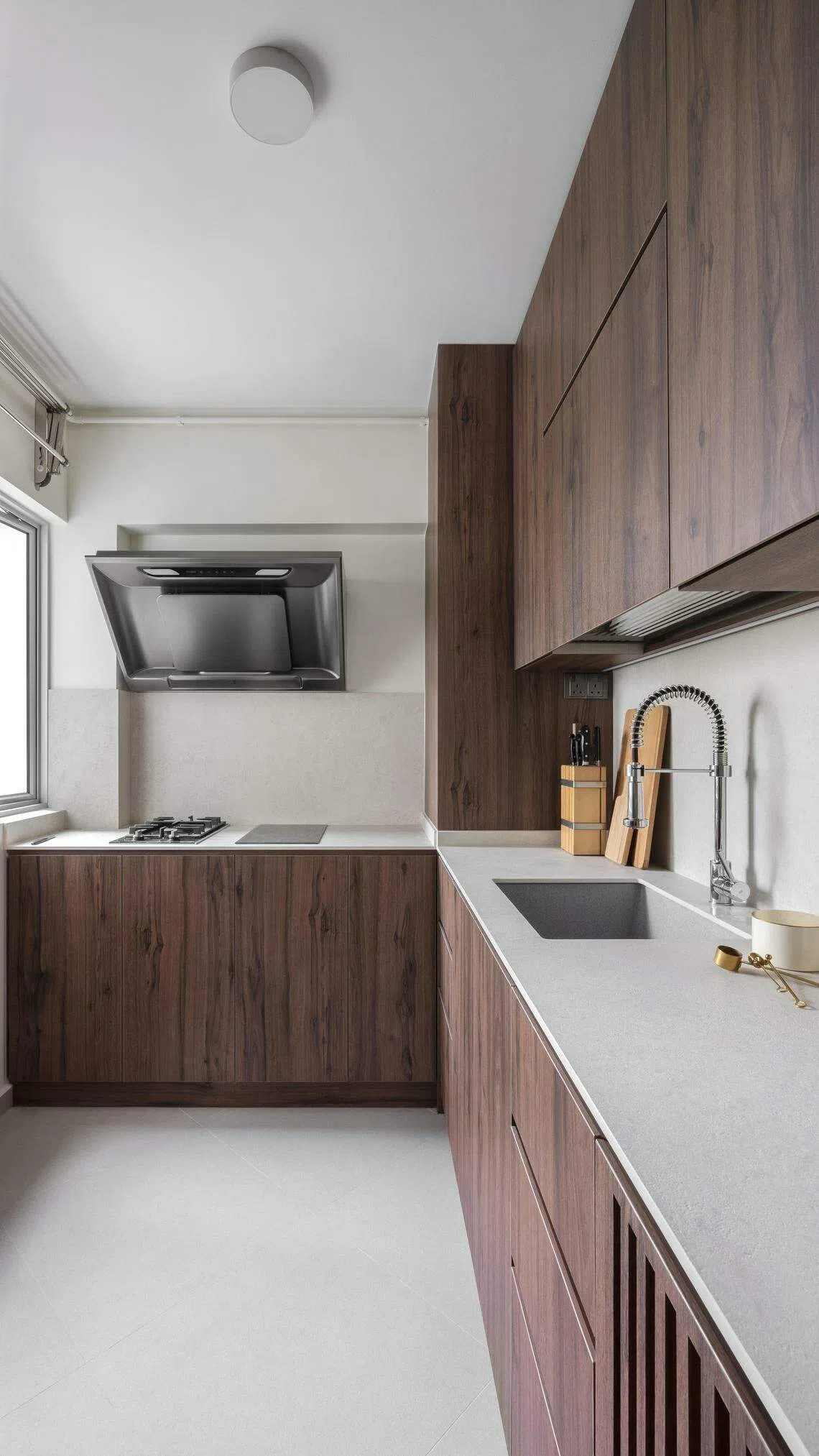 厨房耐高温的仿石岩板台面，恰好适合广东民楼单位屋主经常下厨的生活方式。（Capture A Life Studio提供）