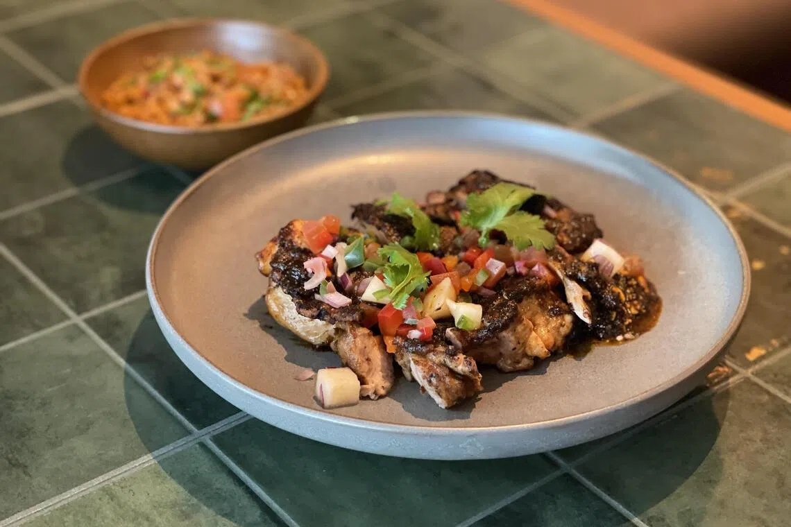 MyX的“脏鸡饭”，以烤鸡搭配“脏米饭”。（黄靖晶摄）