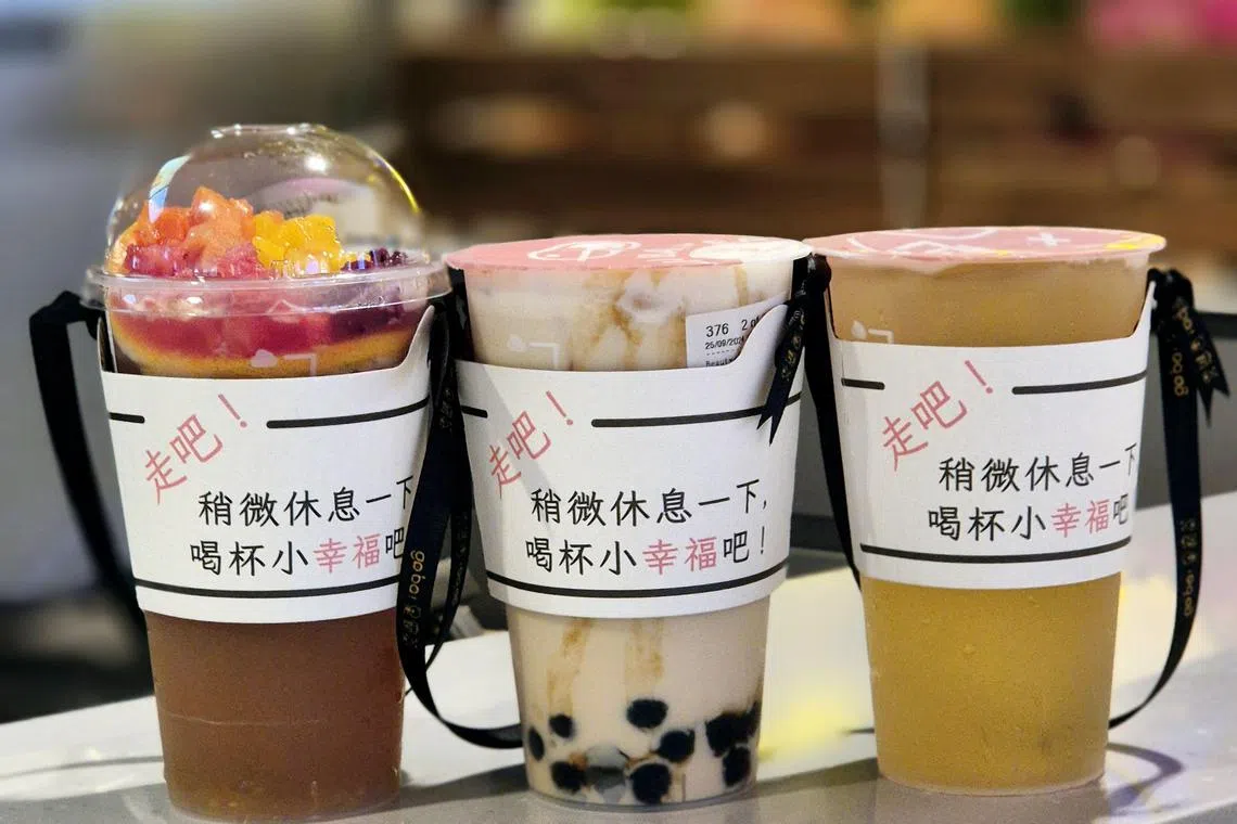 一句暖心的话，加上一杯好茶，是上班族的心灵慰藉。（陈爱薇摄）