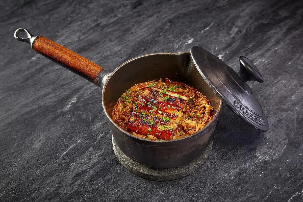 Lumbre的西班牙海鲜面味道浓郁。（餐馆提供）