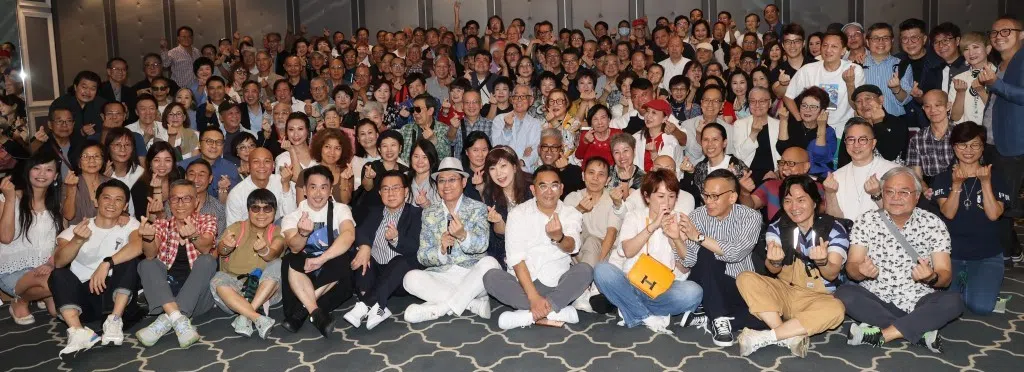 约200名艺人和幕后工作人员出席《2023 EYT好友会联欢晚会》。（互联网）
