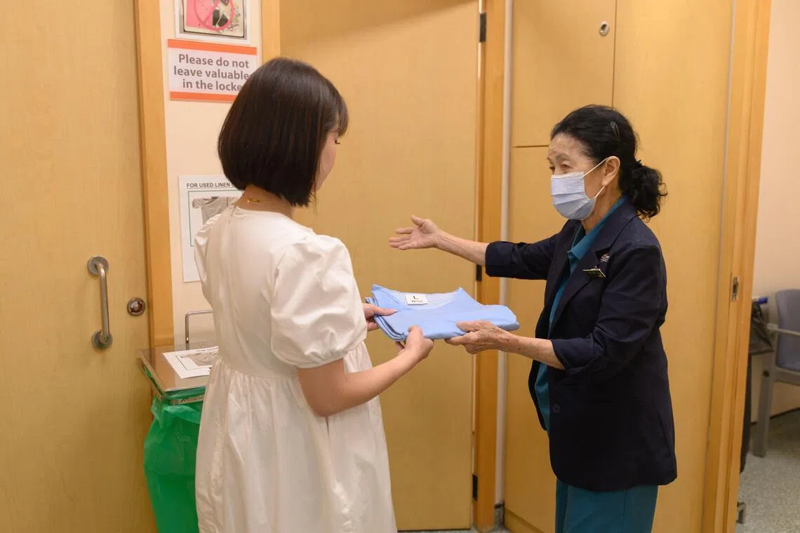 黄玉云（右）2019年跌倒，得做手术置换髋关节，之后行动就大不如前。但身体上的这份不便，从未影响她对工作的全情投入和专注。（特约黄𬀩捷摄）