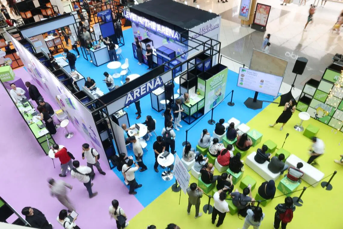 “青年职业体验营”是劳动力发展局从1月21日开始举办的首届职业体验营的最后一个环节，为期五天的活动共吸引1700多名不同年龄的应聘者。（郑一鸣摄）