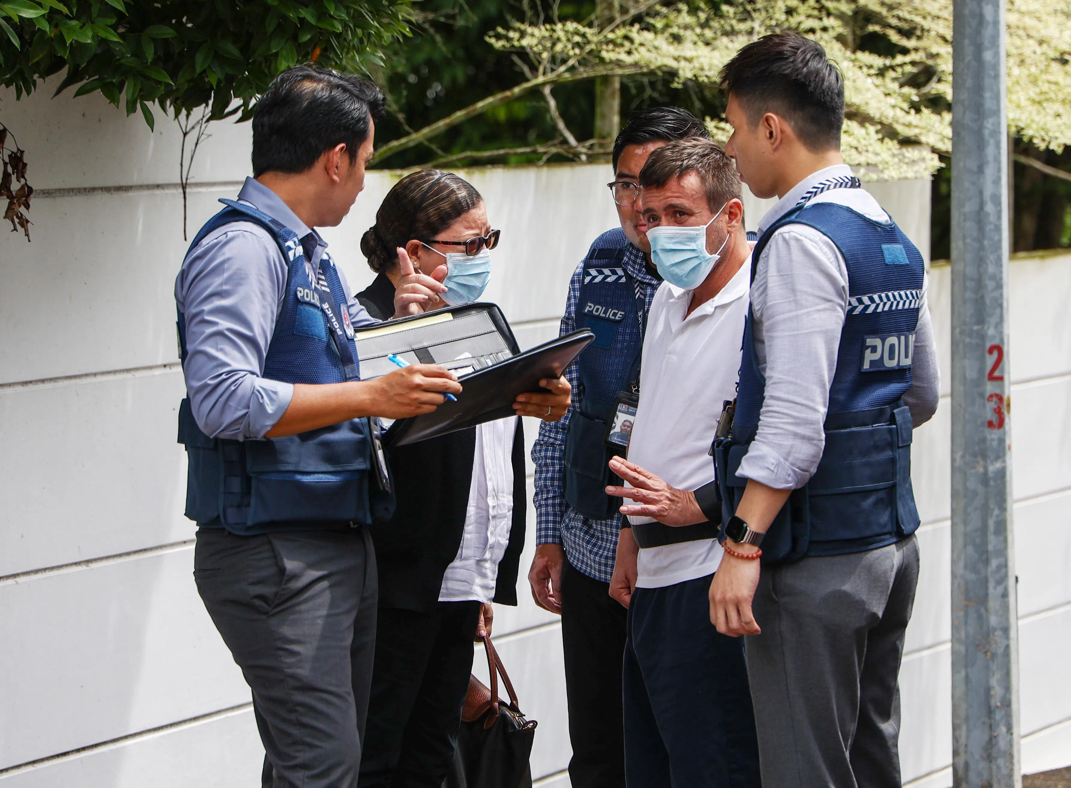 墨西哥和哥伦比亚双国籍男子加尔塞斯比较紧张，也频频指向转弯处的山坡。（白艳琳摄）