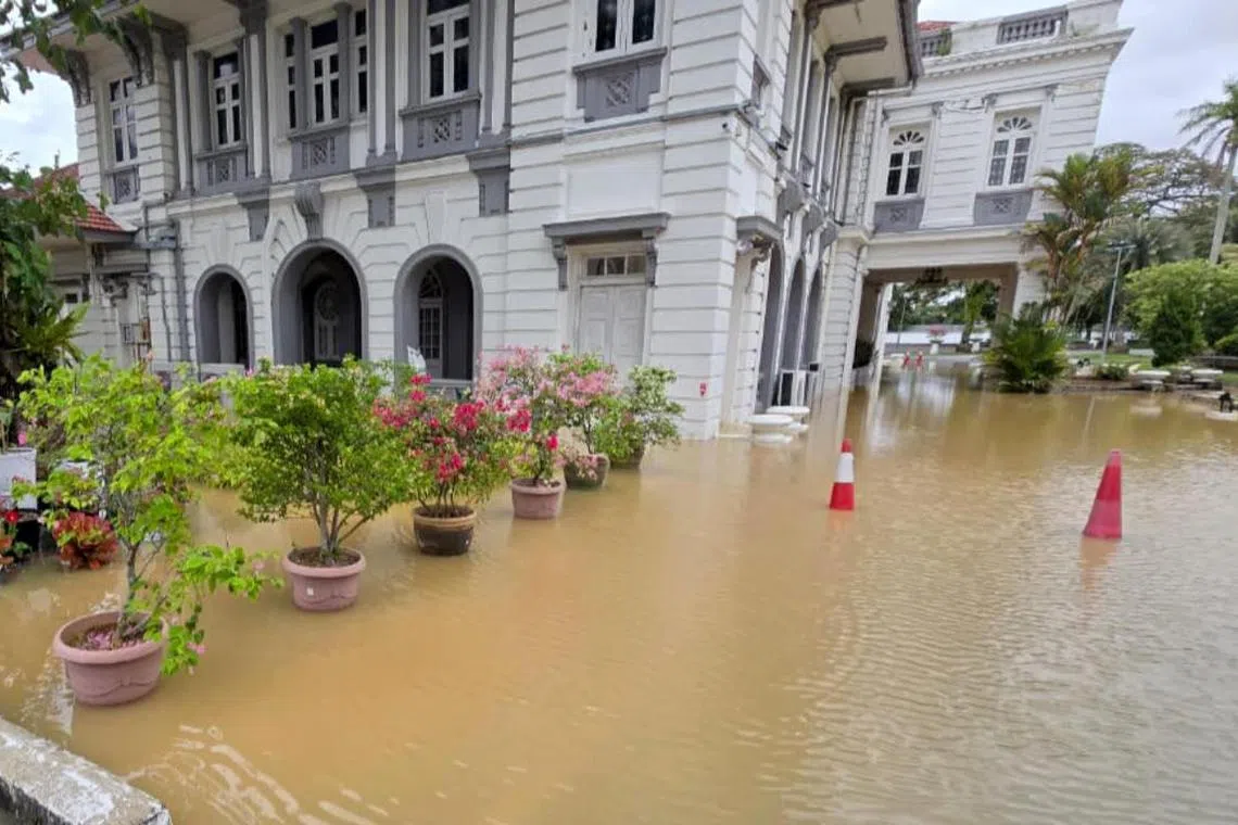 吉打州务大臣沙努西的官邸也被大水围困。（取自吉打大臣助理祖基菲里脸书）