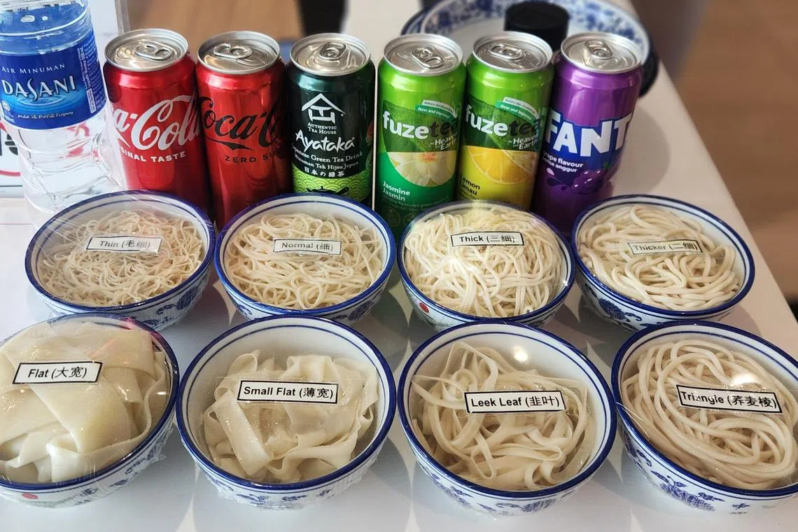 八种现拉面条供食客选择。（陈爱薇摄）